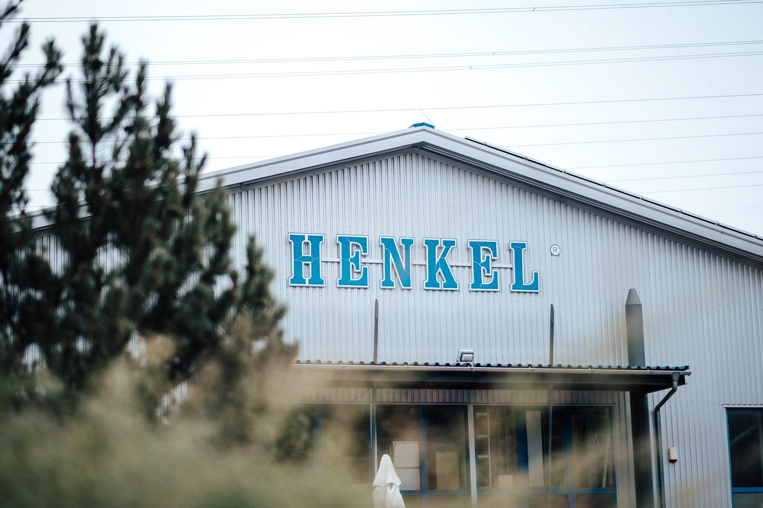 Außenansicht eines Gebäudes mit dem Schriftzug 'HENKEL'.
