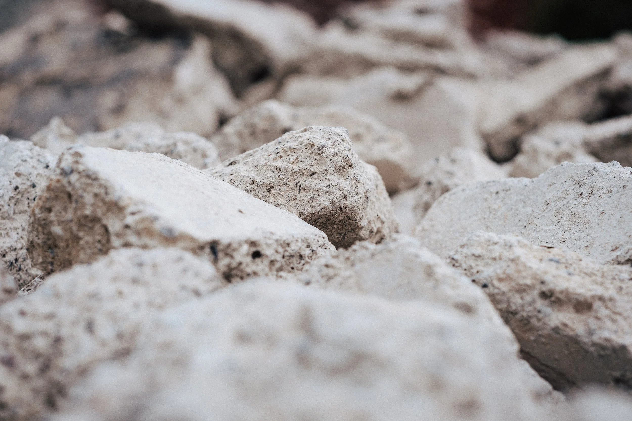 Naheaufnahme von weißem und grauem Kieselsteinen, nah fokussiert.