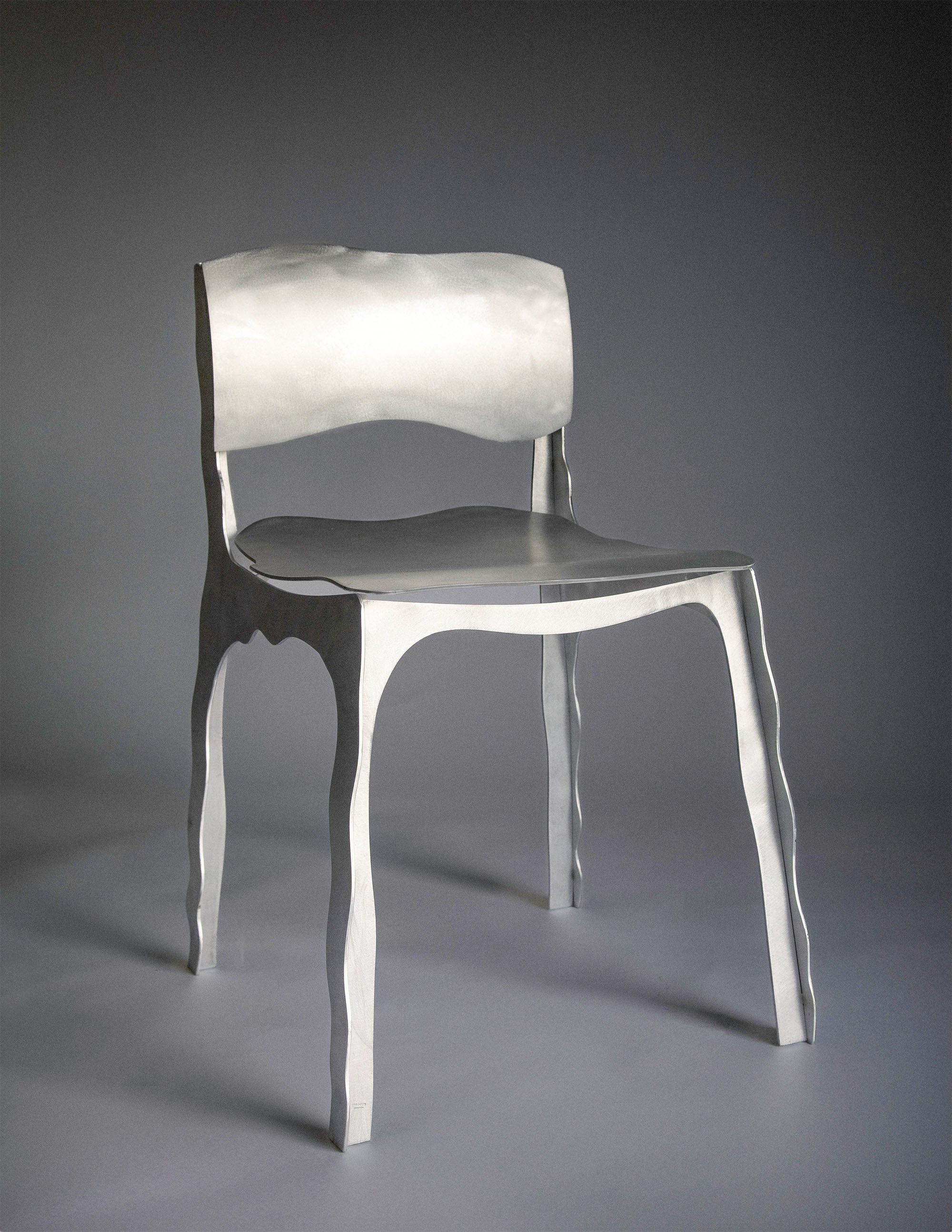 Modern metallic chair with a wavy design