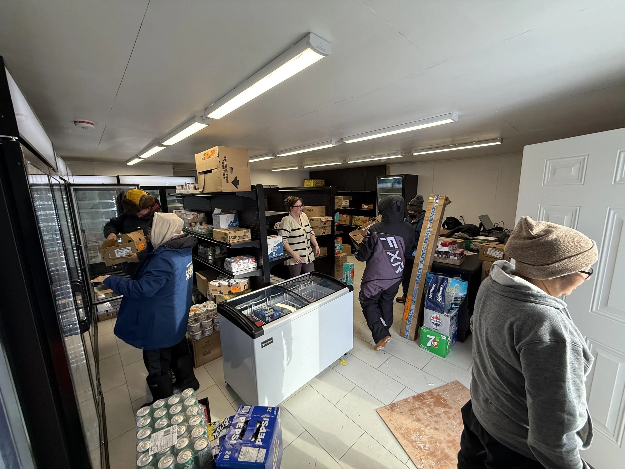 Mang Shop shoppers