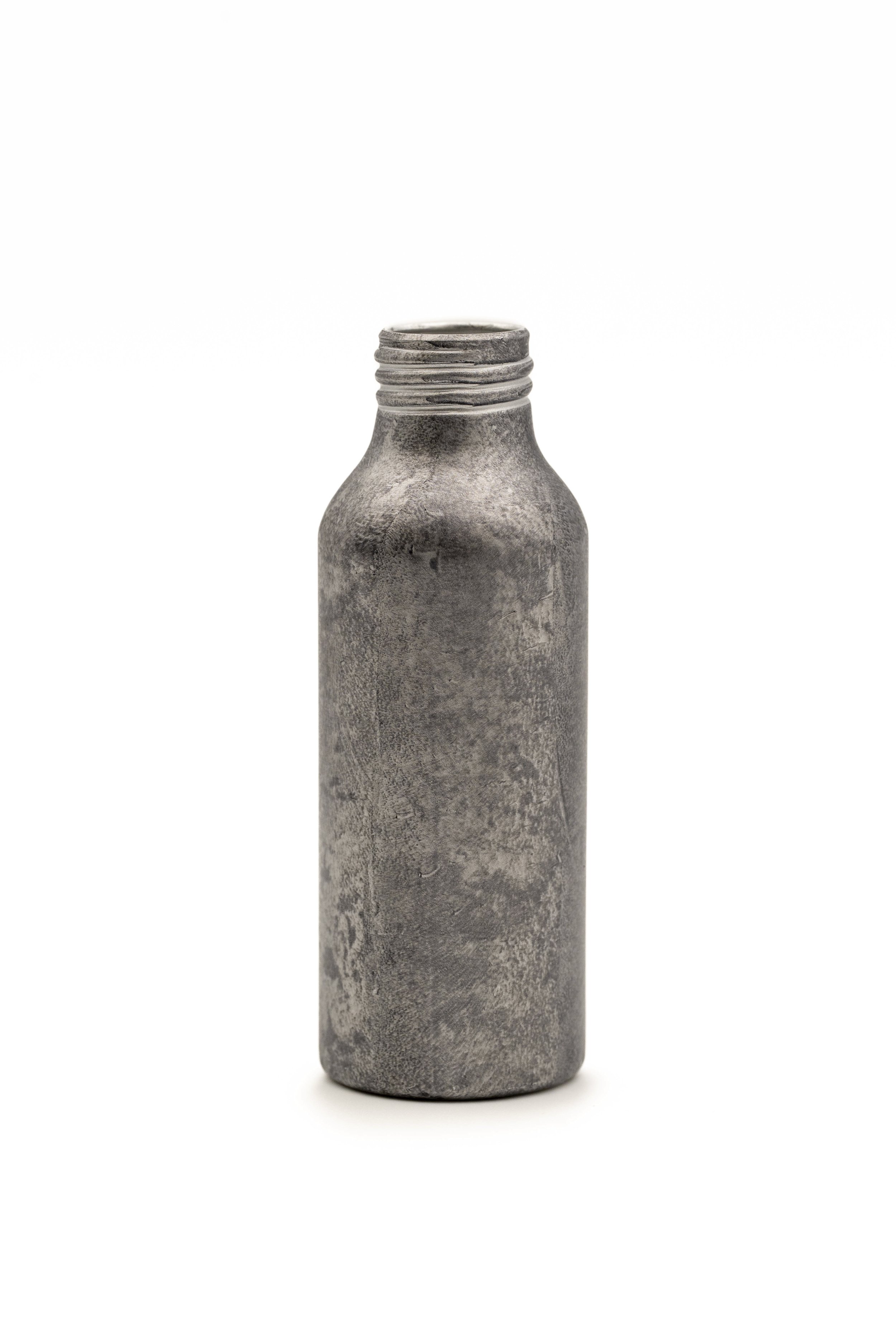 Vaso de cerámica de estilo rústico con acabado gris, alto y con cuello ancho.