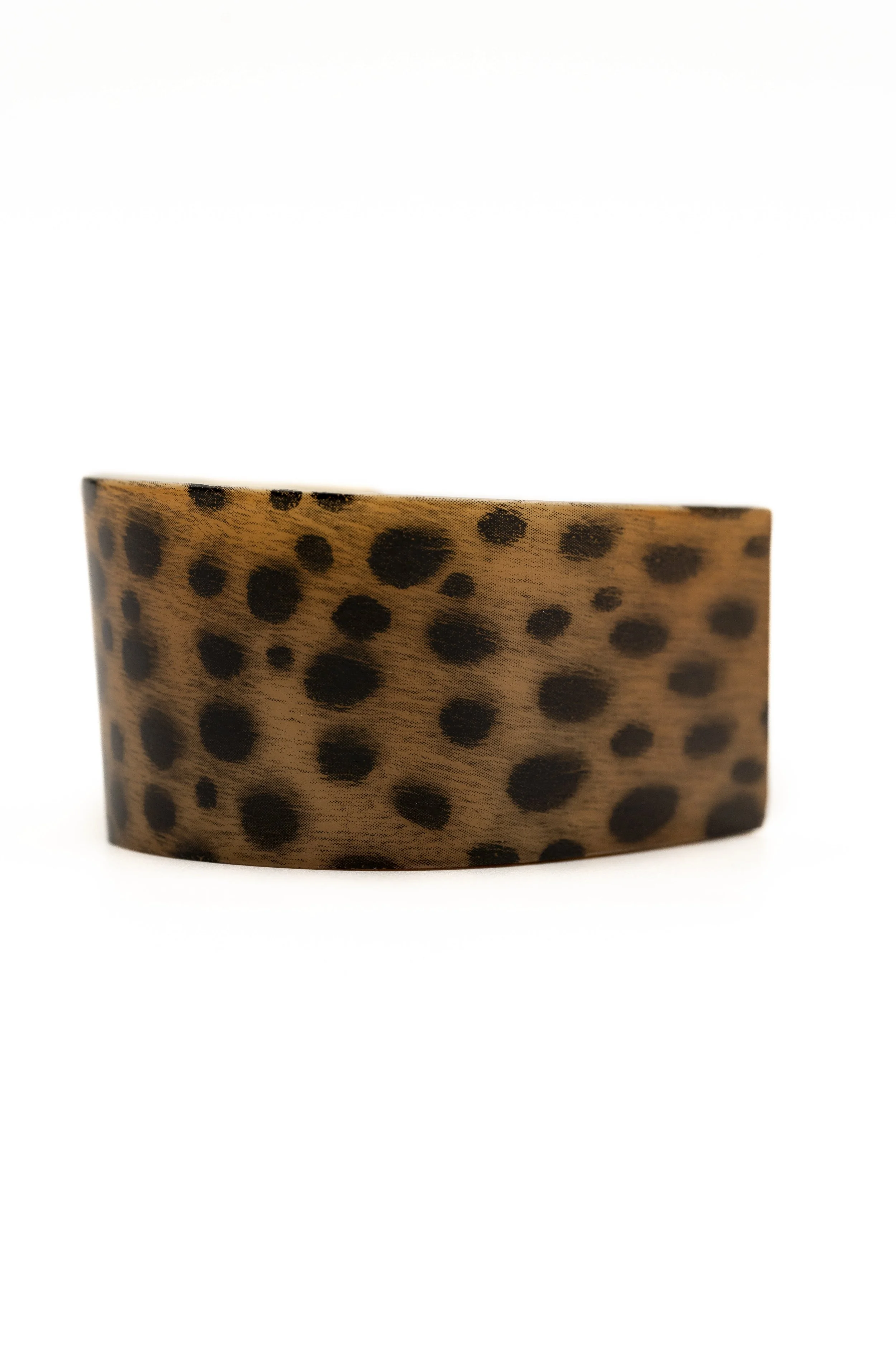 Vaso de cerámica de color marrón con manchas negras, decorativo.