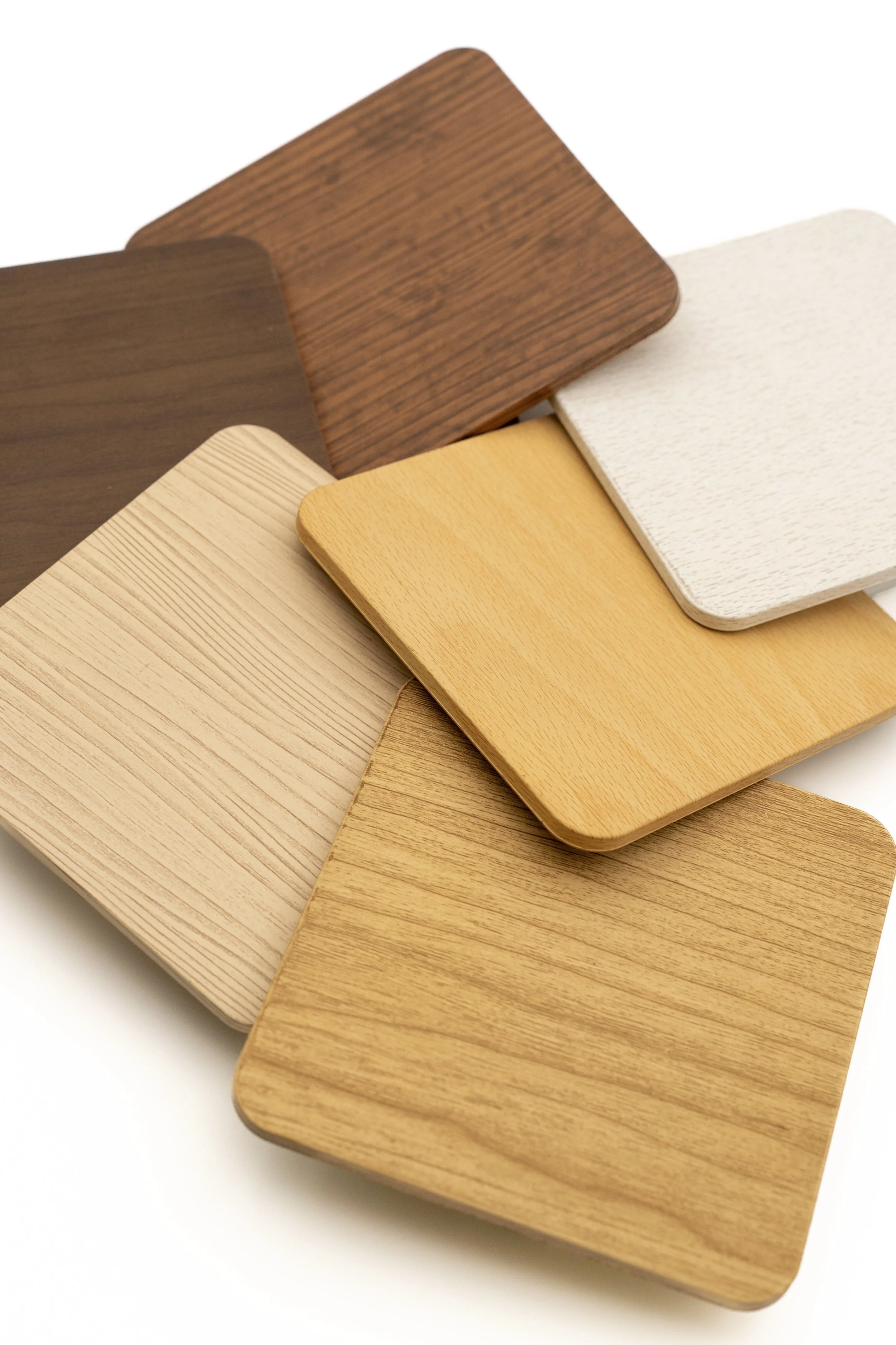 varios tapones de madera en diferentes tonos y acabados