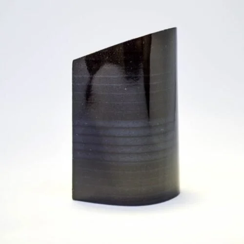 Vaso negro de cerámica con forma cilíndrica