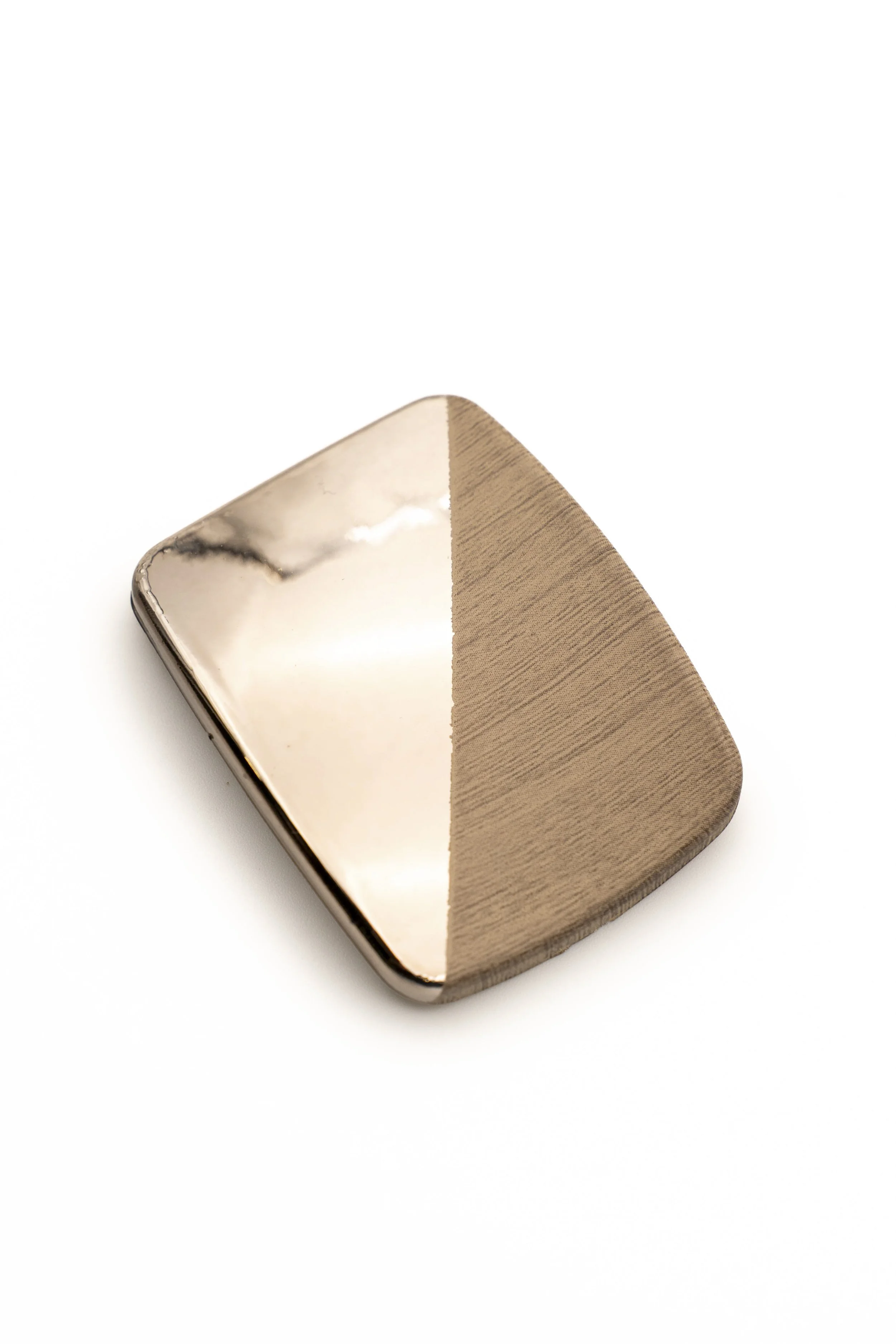 Un espejo de mano de color dorado y base de madera