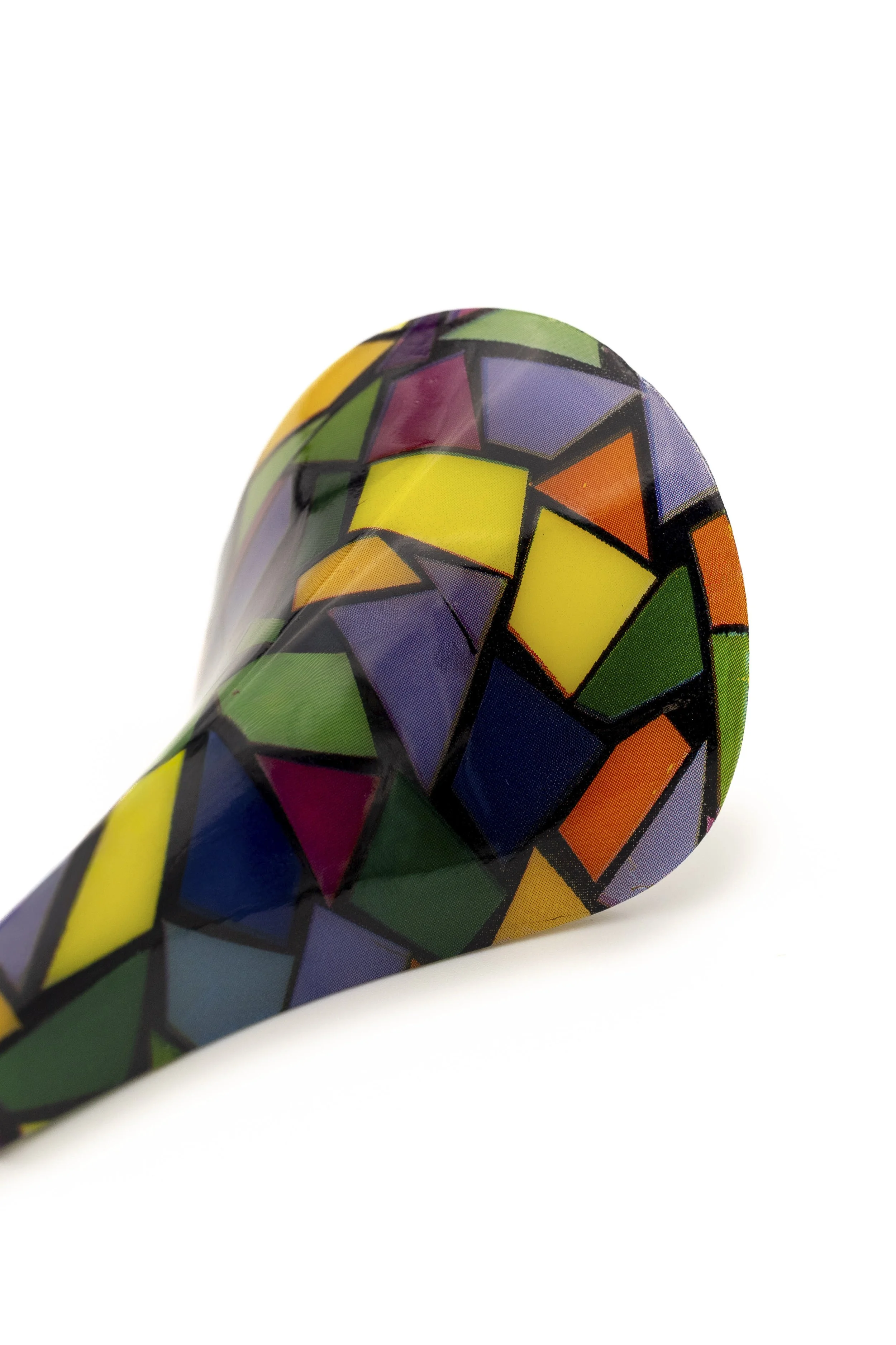 Una pelota de goma con un diseño en mosaico de varios colores, incluyendo amarillo, verde, rojo, azul, naranja y morado.