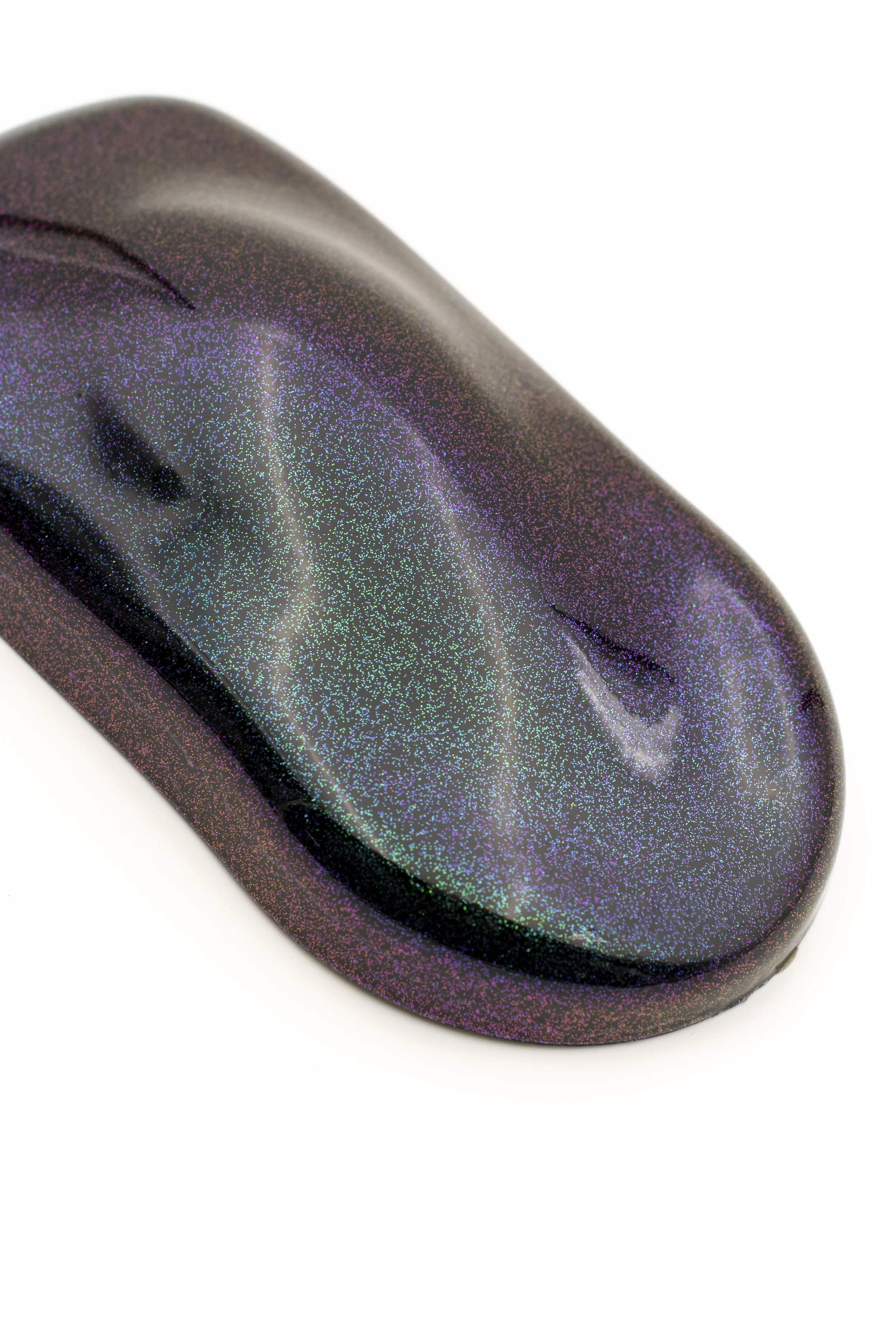 Cuerpo de uñas con acabado holográfico que refleja tonos morados, verdes y rosas.