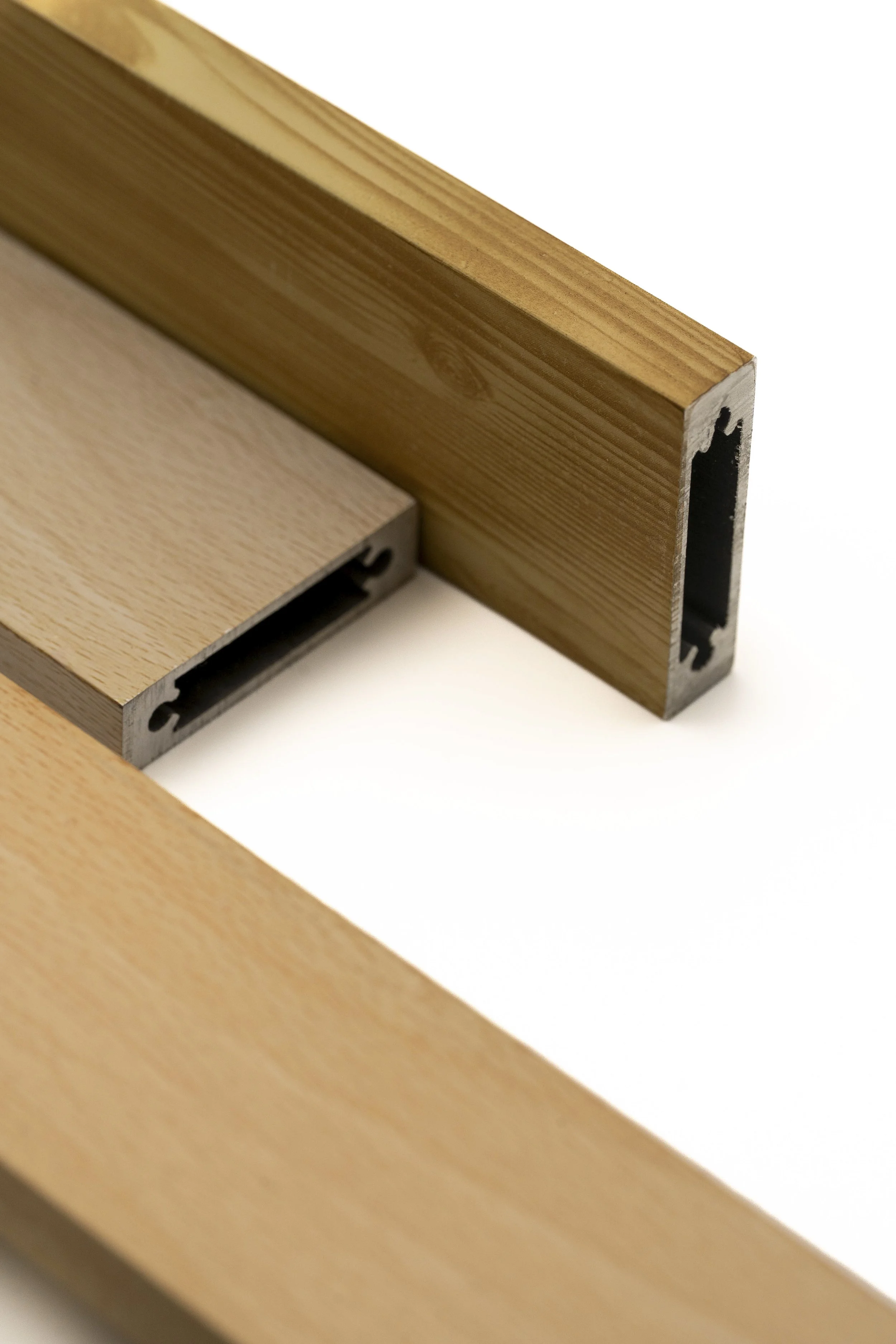 Imagen de una pieza de madera de color marrón claro con un extremo de metal en forma de ranura.