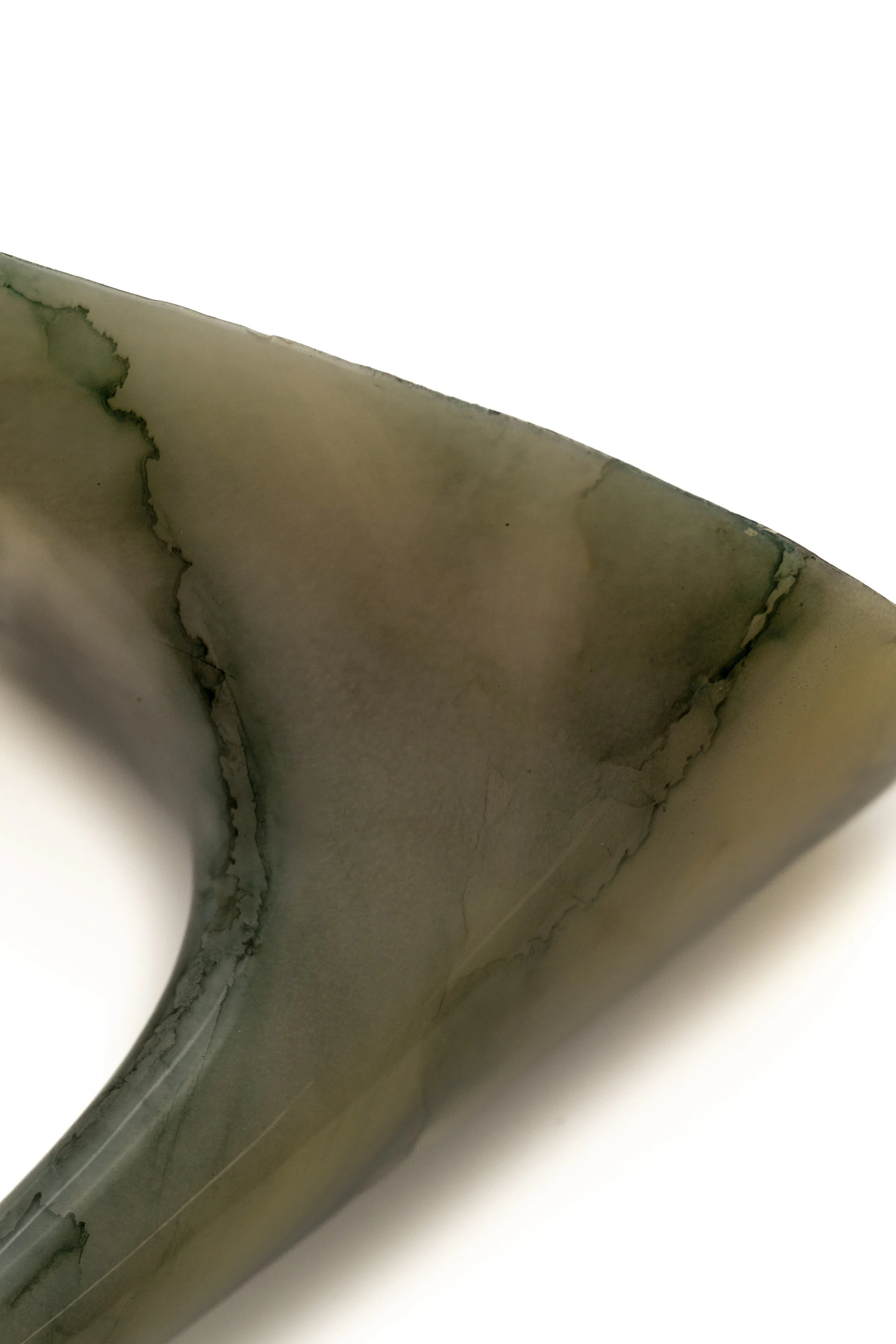 Interiores de una tubería con óxido y corrosión visible, en un entorno industrial.