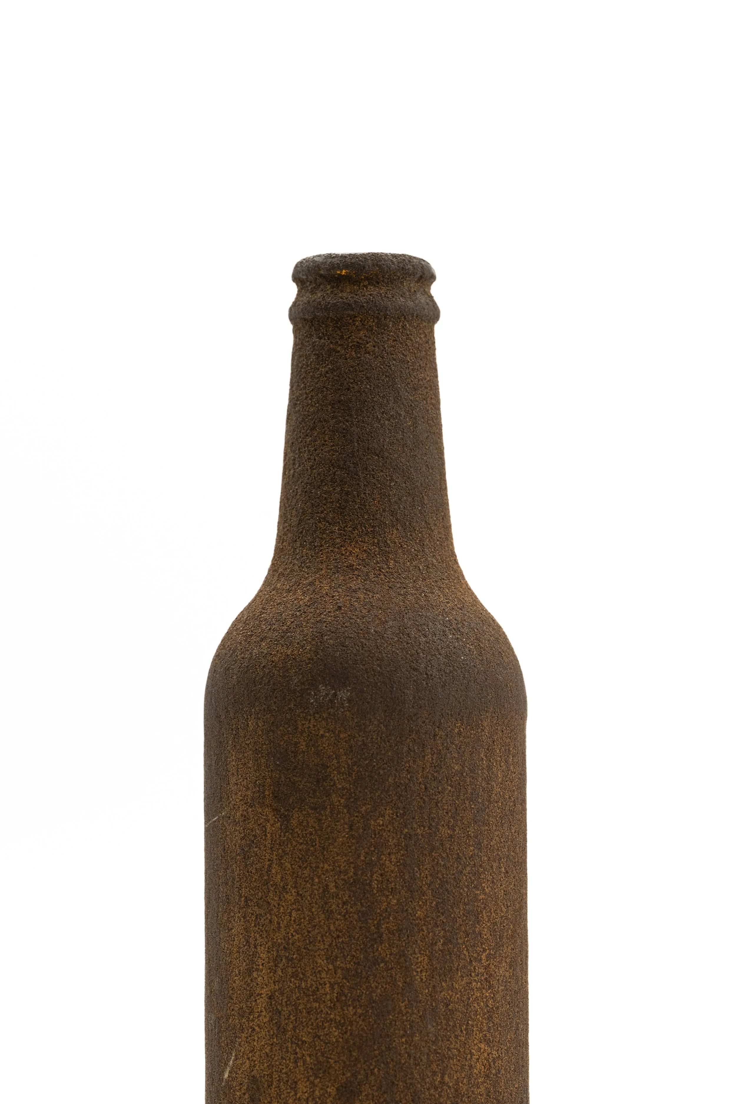 Vaso de cerámica con superficie rugosa y de color marrón oscuro