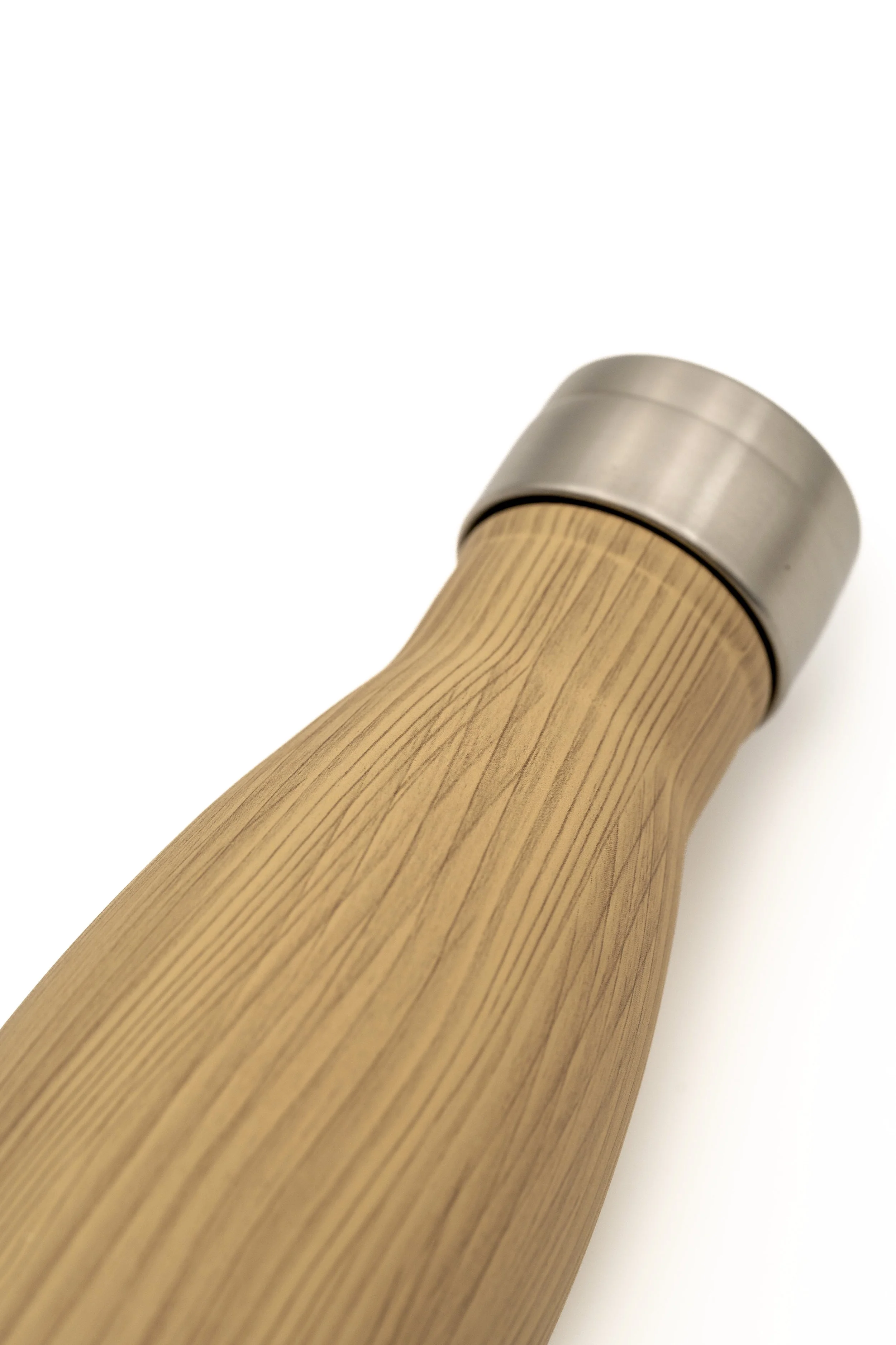 Un molinillo de pimienta o sal de madera con anillo metálico en la parte superior, sobre fondo blanco.