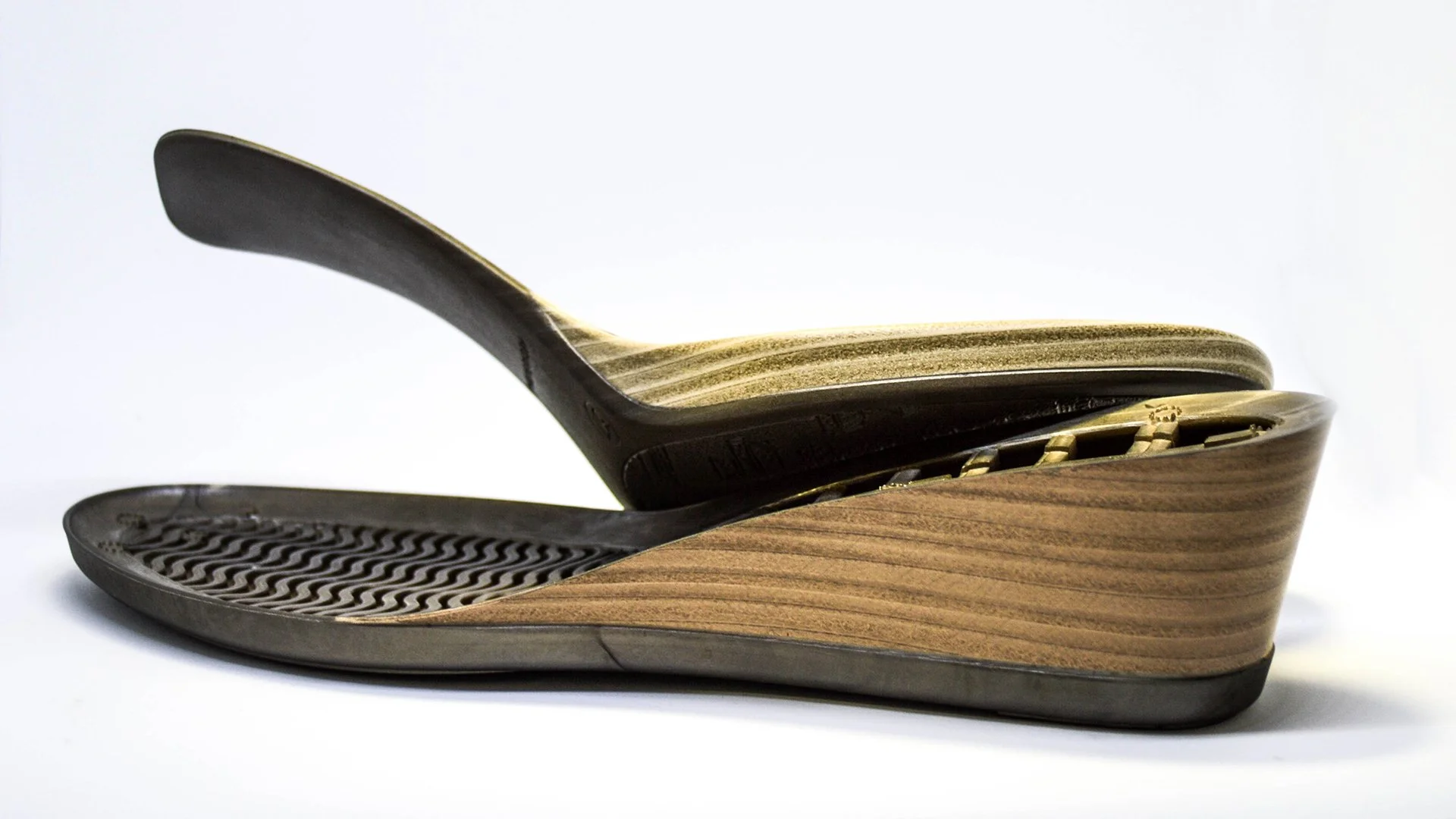 Zapatillas de tacón de madera con suela de goma y diseño de rayas en la planta
