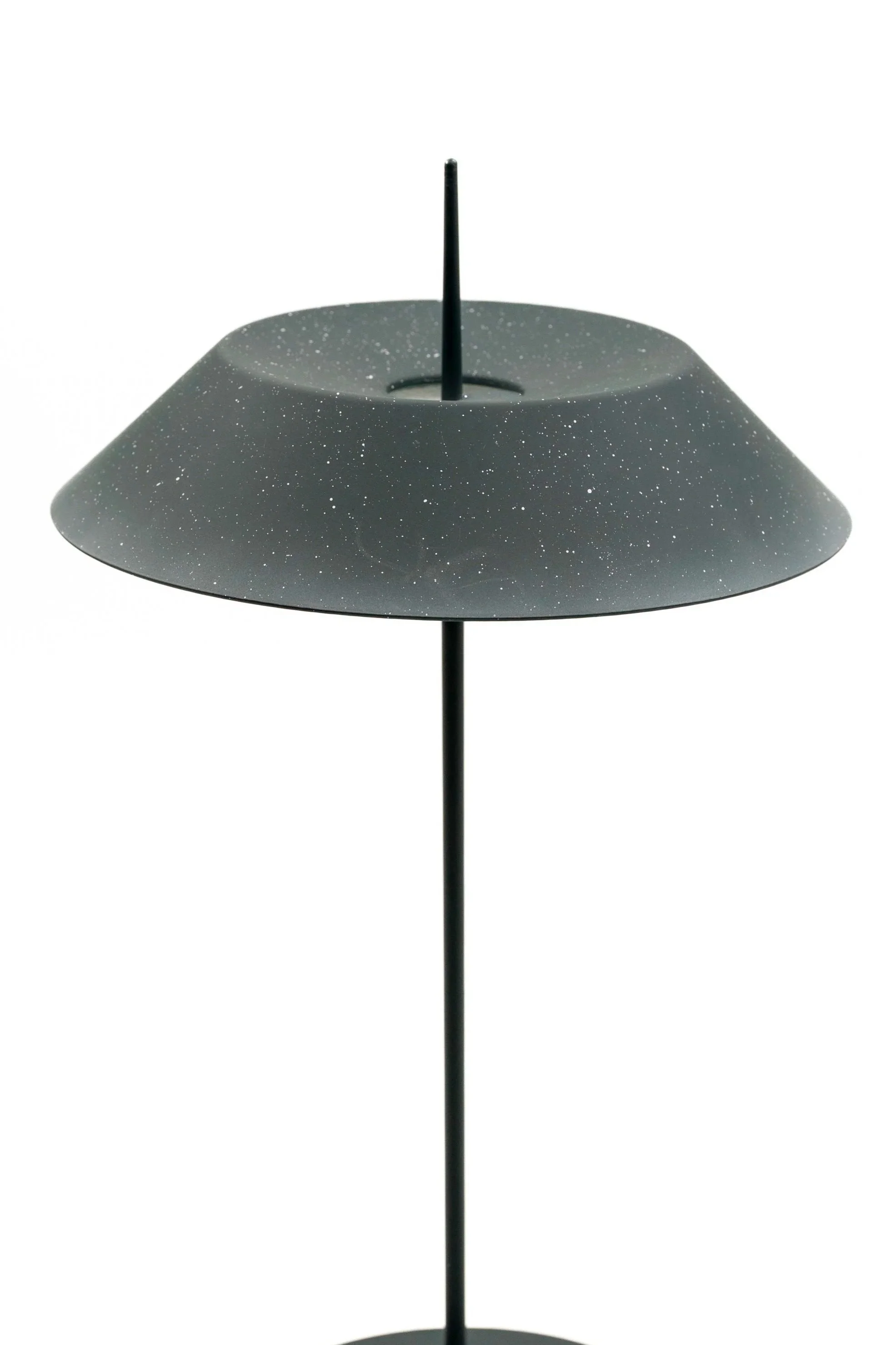 Lámpara moderna de color gris con acentos de brillo en la superficie, con base negra y estructura delgada.