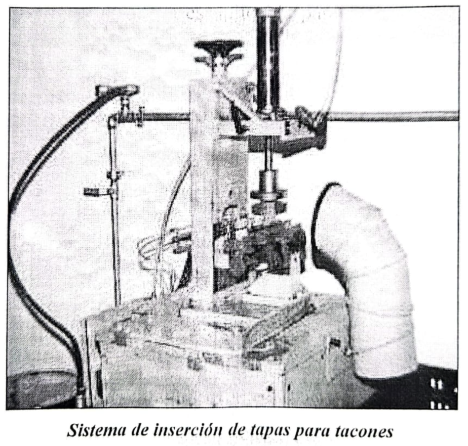 Sistema de inserción de tapas para tacones, máquina con componentes mecánicos y tuberías.