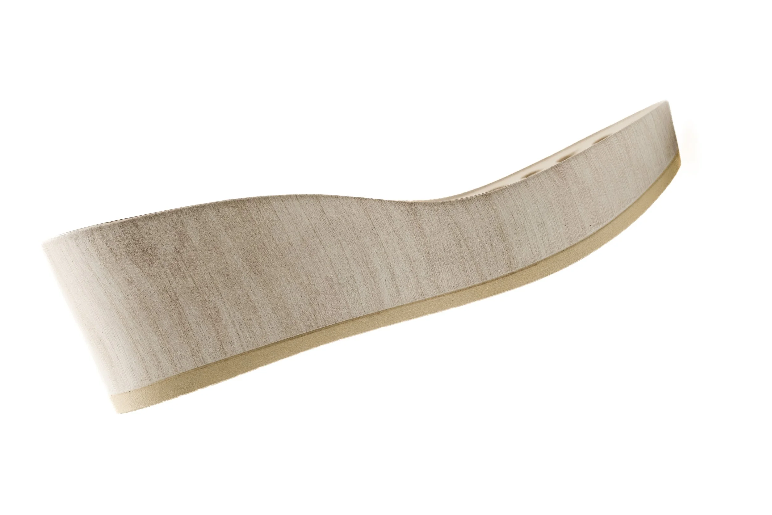 Vista frontal de una cuchara de madera. La cuchara es de color clara y tiene una superficie lisa.