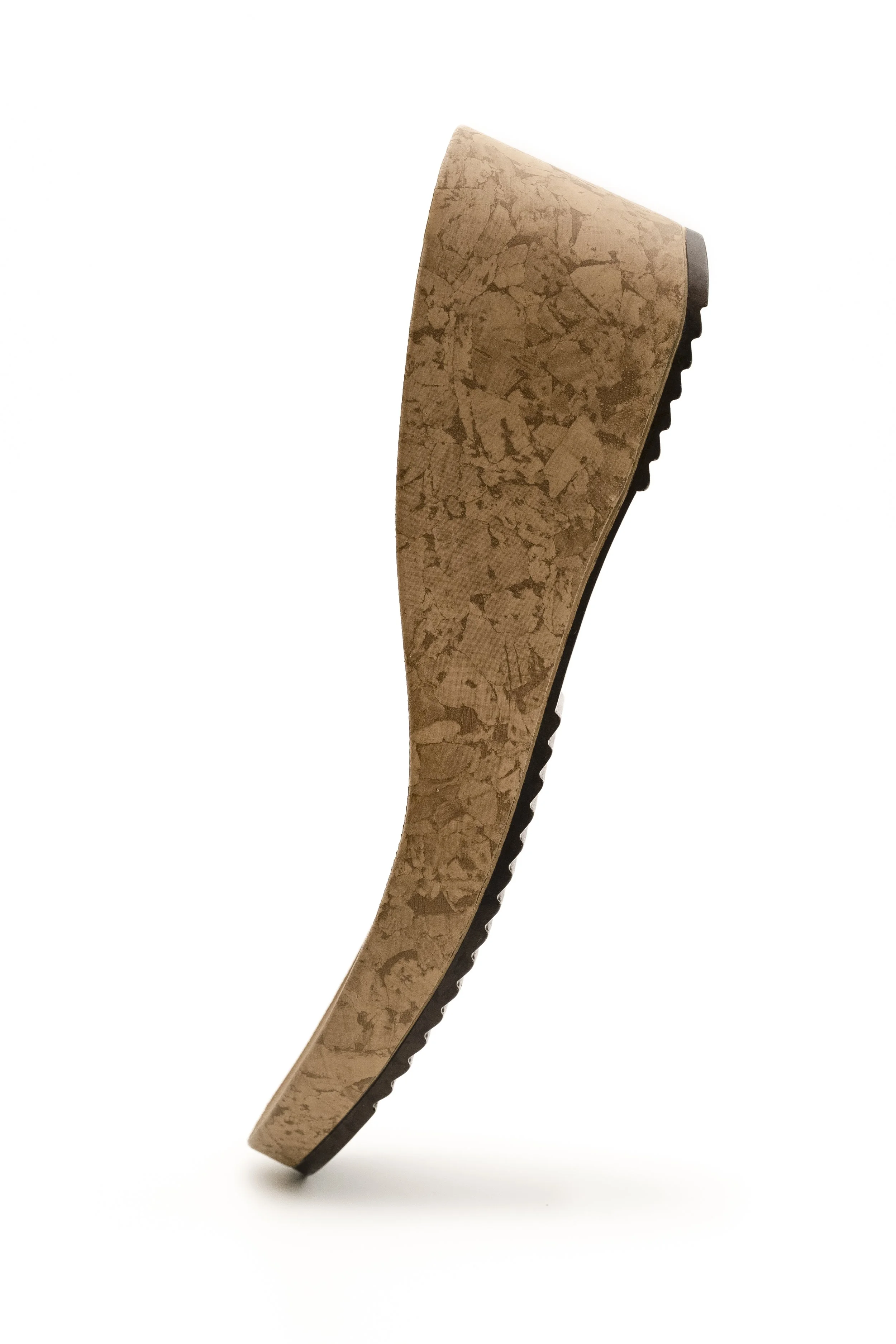 Zapatilla de deporte con suela de goma y parte superior de tela marrón con patrones de aspecto envejecido.