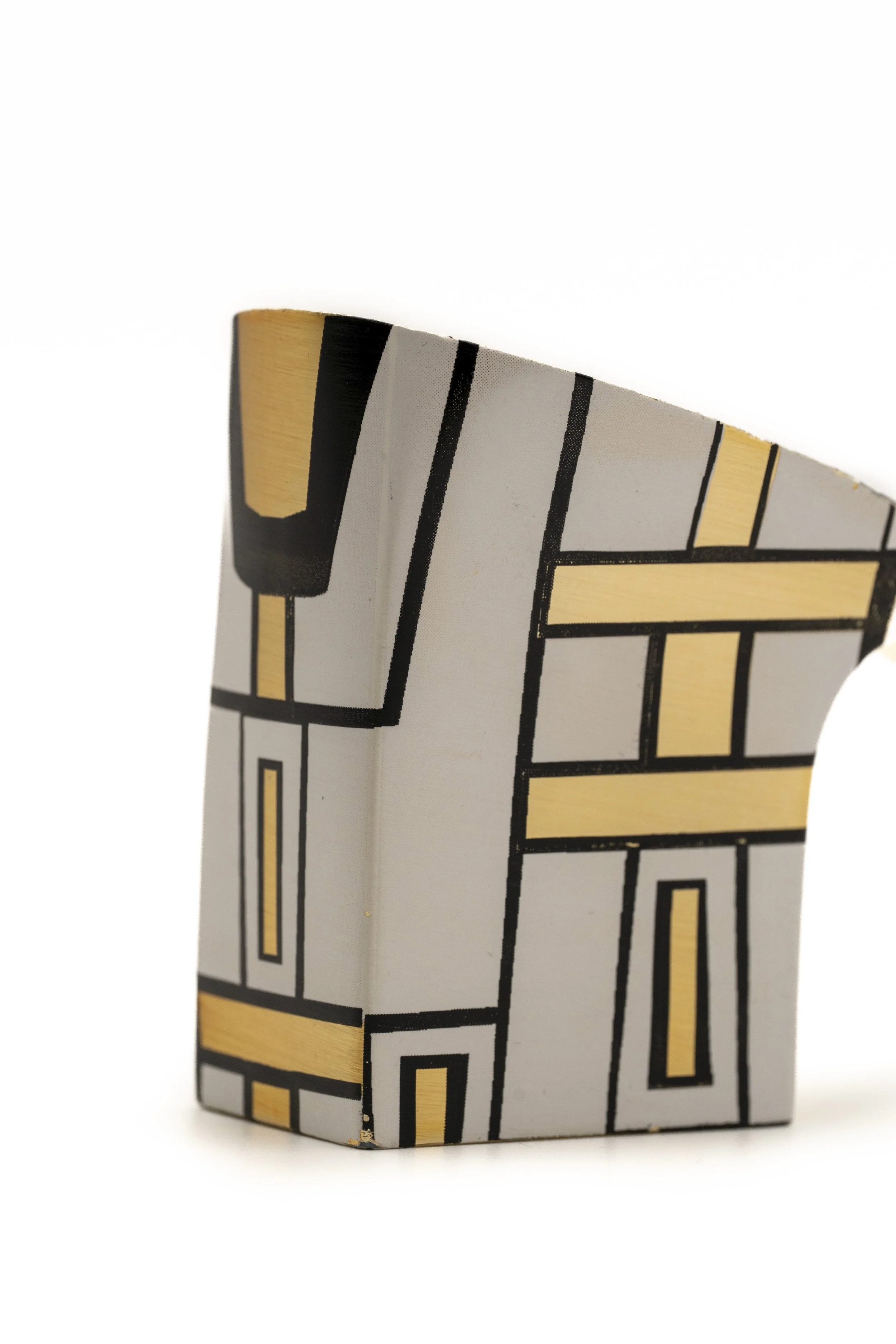 Ilustración en 3D de un edificio con paredes decoradas con patrones geométricos en blanco, negro y amarillo. La imagen muestra una esquina del edificio con una perspectiva desde abajo.