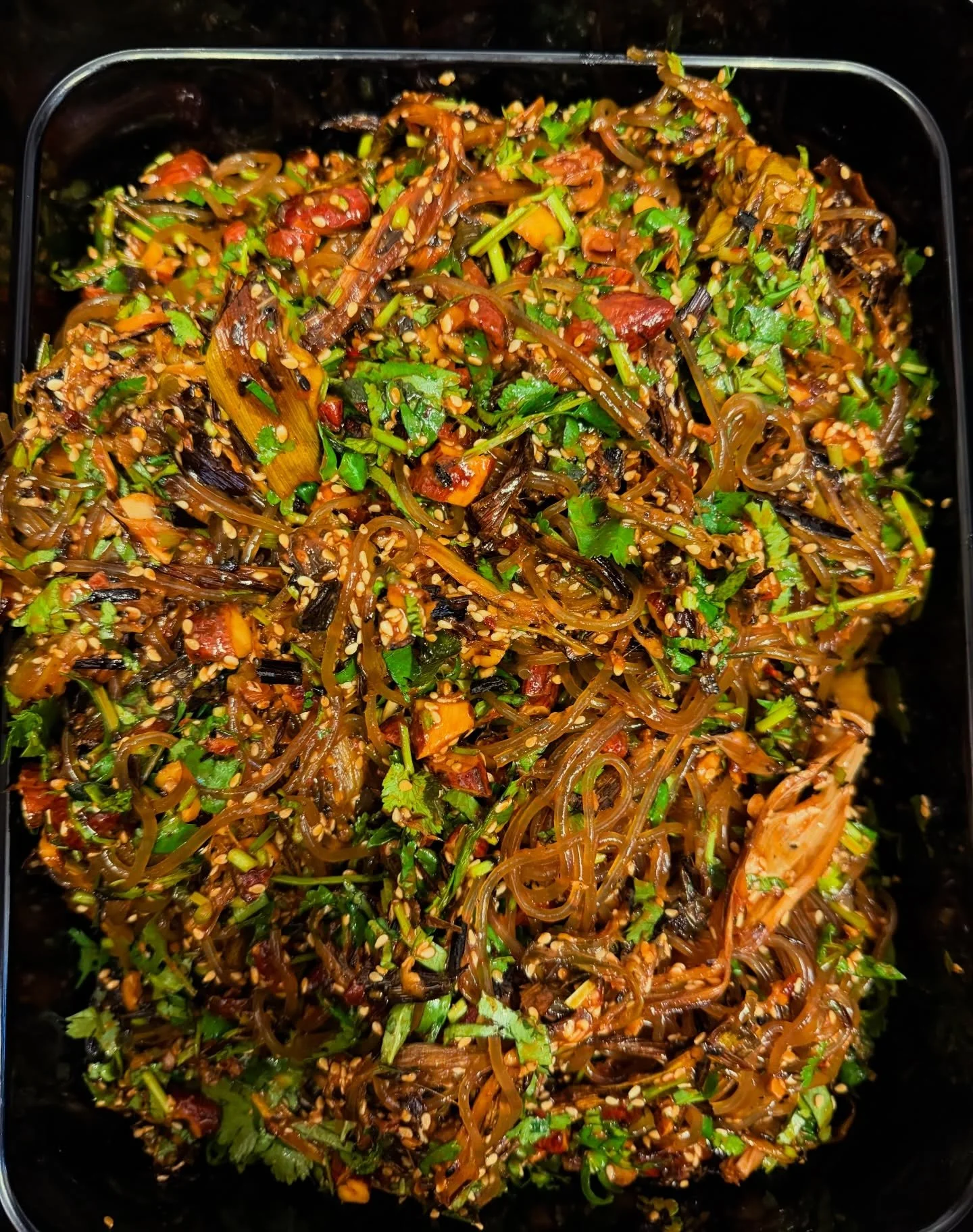 Charred leeks
Sweet potato noodle
Gochugung 
Smoked almonds
Sesame seeds
Coriander 
Maple syrup 
Tamari soy sauce 

This one&rsquo;s a belter. Thanks to @gabe_roberge_ for inspiration. 

#roastedstrathaven #charredleeks #tastyas