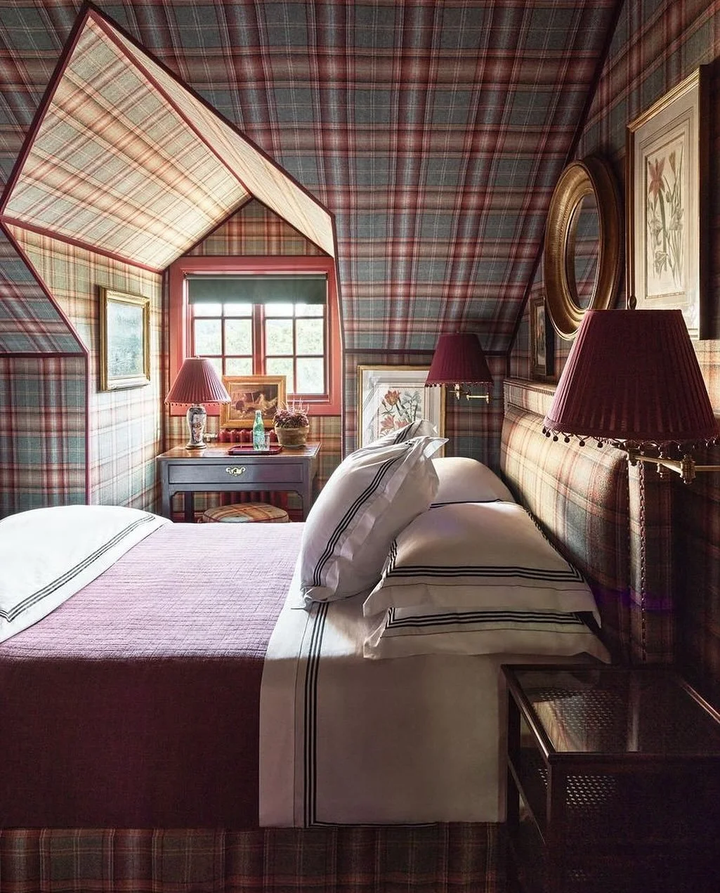The most perfect attic bedroom for all those holiday guests. 
Design by @reddkaihoi