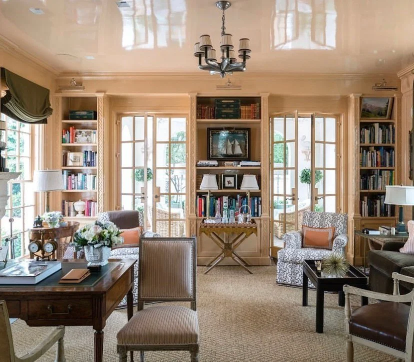A bright and cheerful study given an extra oomph with that creamy lacquered ceiling @cathykincaidinteriors