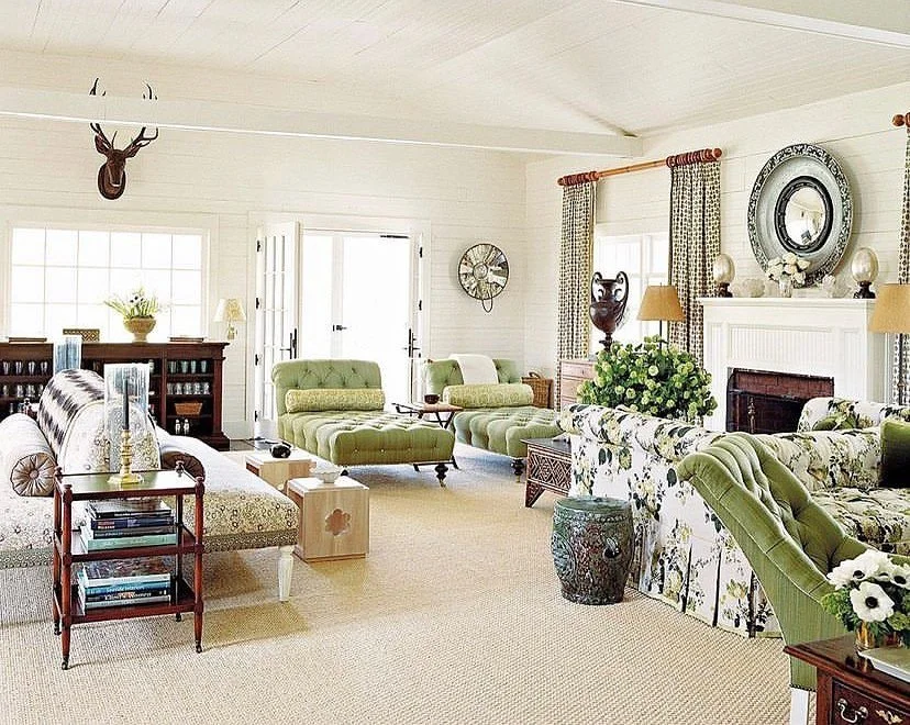 When green is the neutral and the room is layered just right&hellip; one of my favorites by @markhamroberts