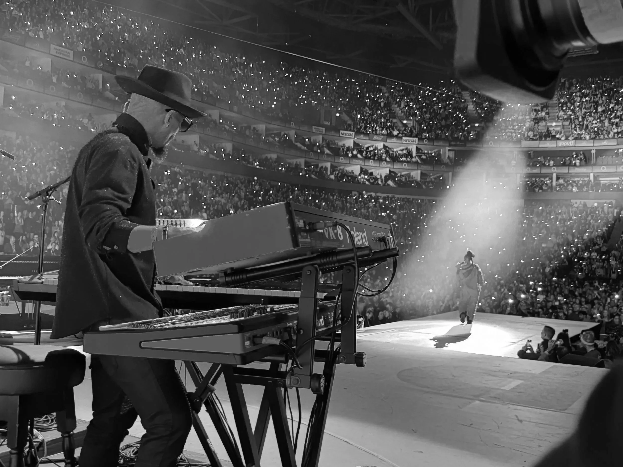 Rob Lewis performing keyboards with Alicia Keys at the O2 Arena in London, 2023
