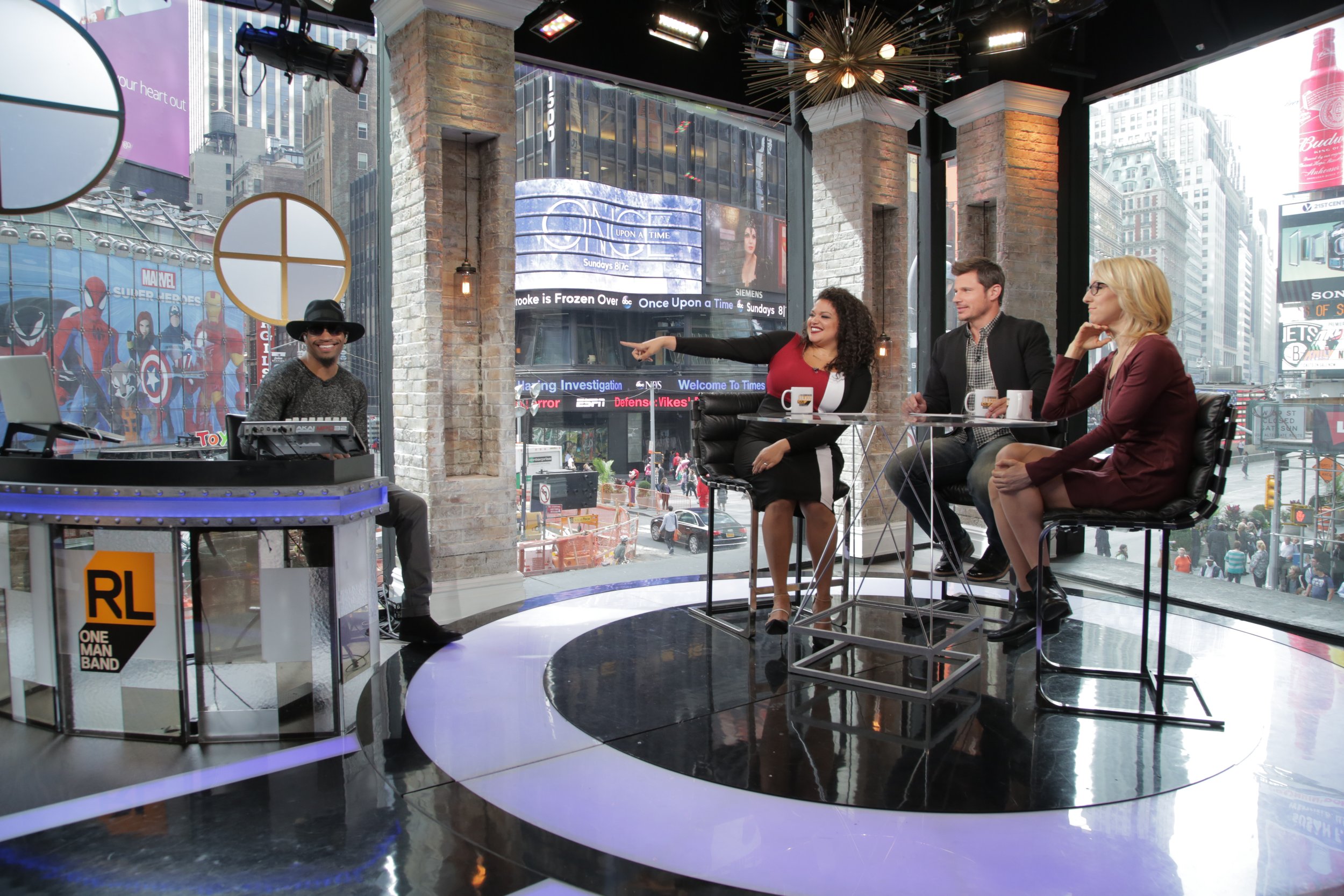 Rob Lewis as the One-Man House Band on VH1’s Big Morning Buzz Live.