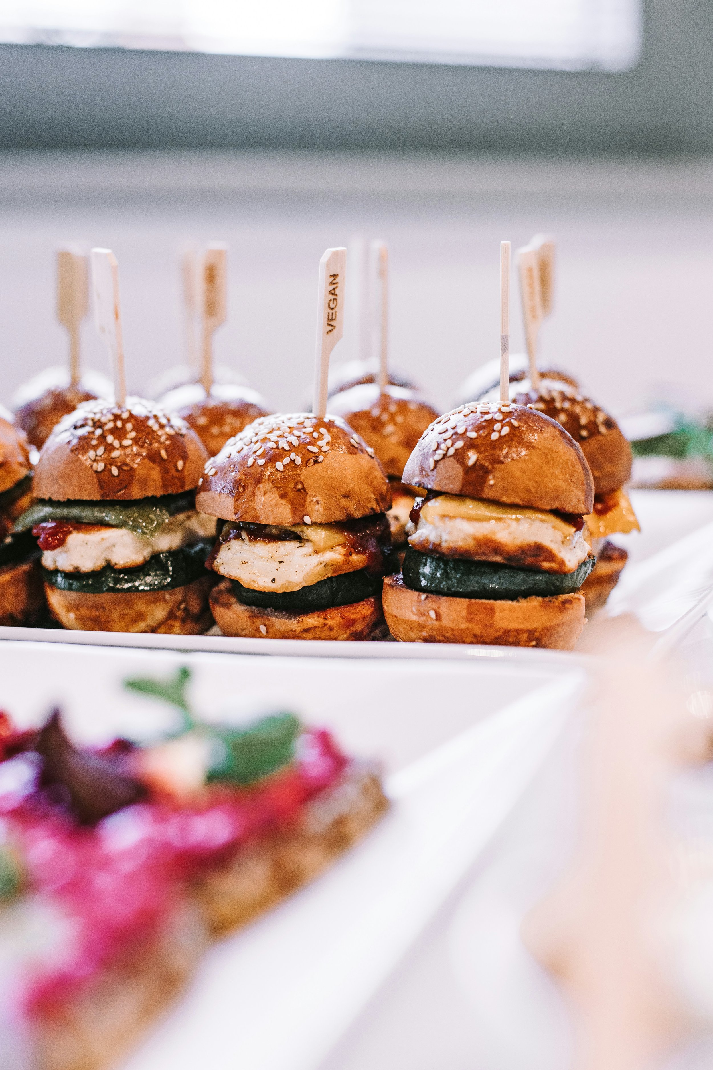 Mini-Burger mit veganem Label auf einem Tablett