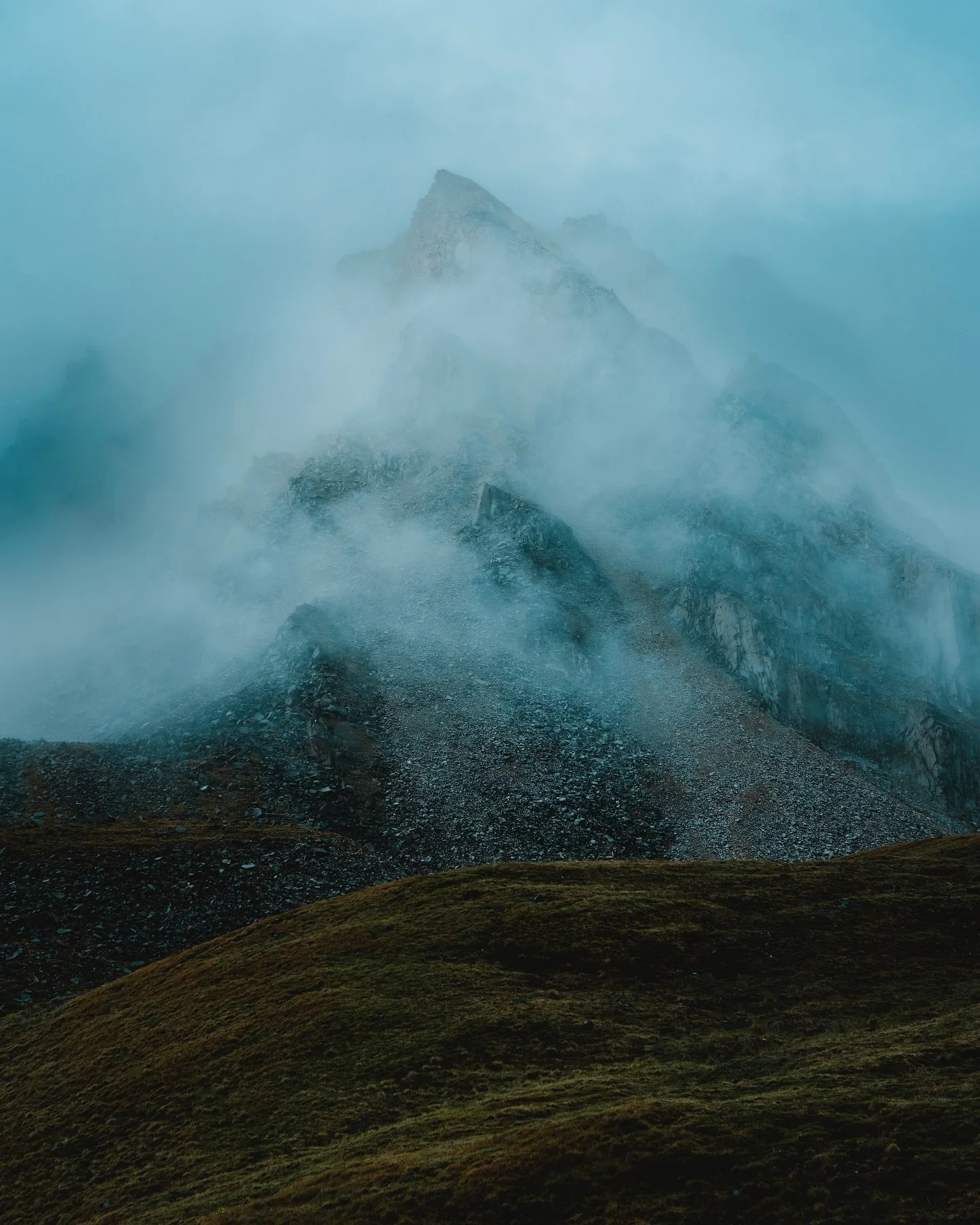 Just a touch of gloom

#exploreyukon #travelyukon #cloudy #adventure #alpineviews #adventurenorth #adventurephotography #outdoorphotography #northofordinary #sonyalpha #sonyartisan