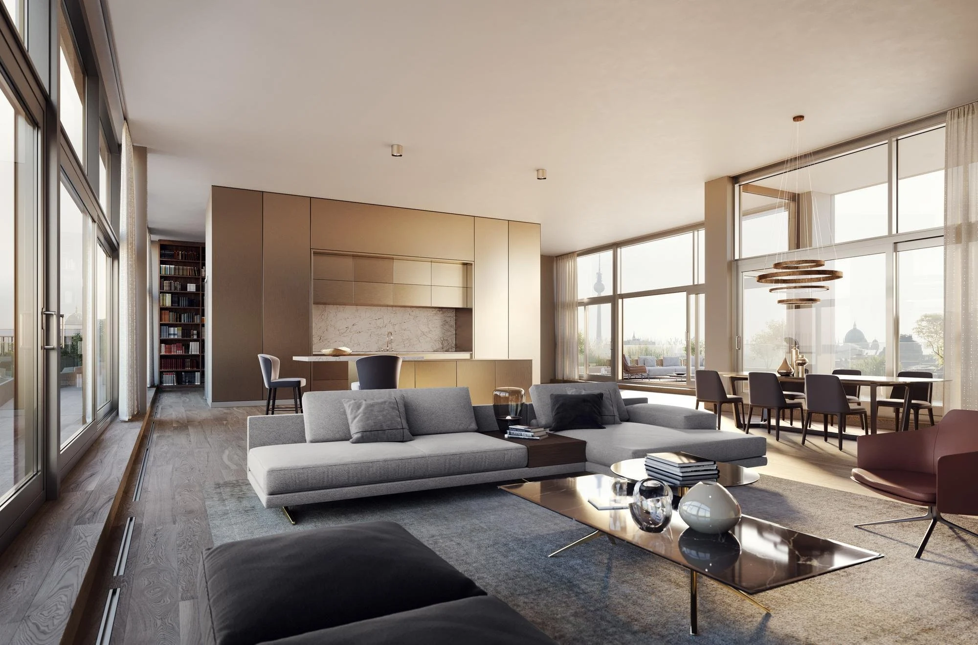 Moderner, offen gestalteter Wohnraum mit großen Fensterfronten, einem Sofa, einem Couchtisch, mehreren Stühlen und einer stilvollen Deckenleuchte. Im Hintergrund ist eine offene Küche mit Marmorwand sichtbar.