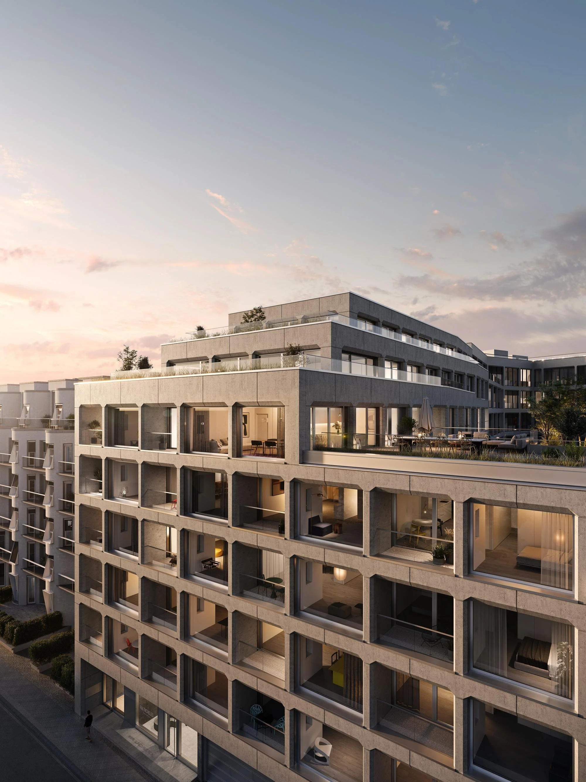 Mehrstöckiges modernes Wohngebäude mit großen Fenstern und Balkonen, bei Sonnenuntergang, urbanes Umfeld mit begehbarem Gehweg im Vordergrund.