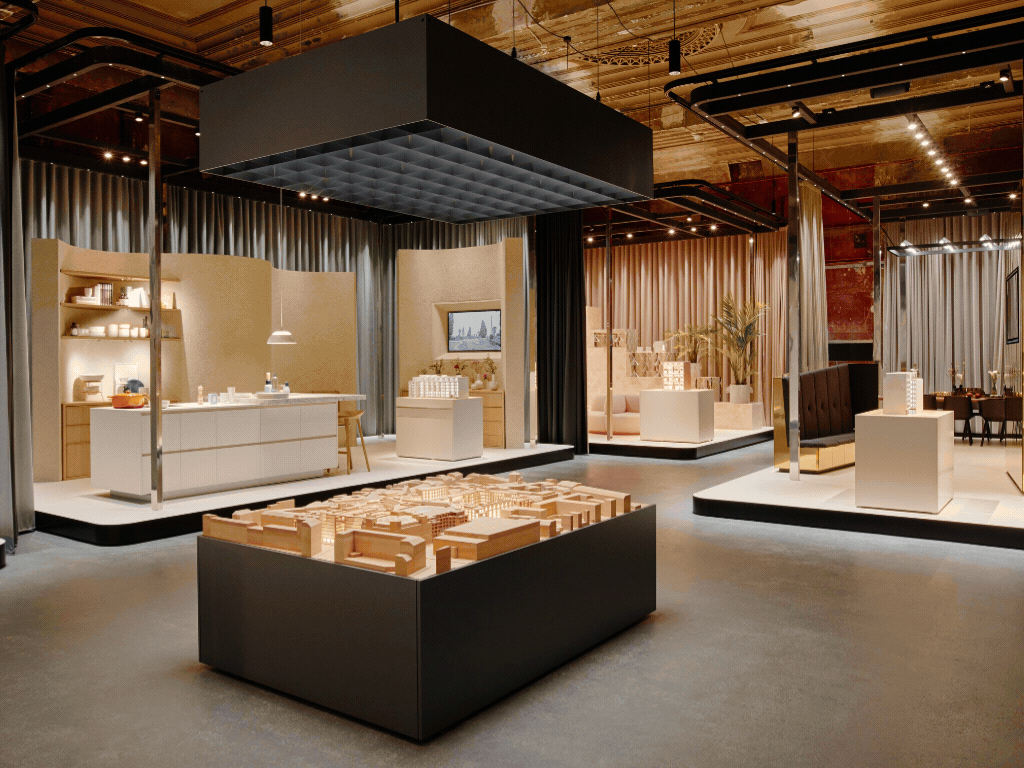 Wechsel aus 4 Bildern Showroom, Ausstattungsdetails, Modell und Client Suite