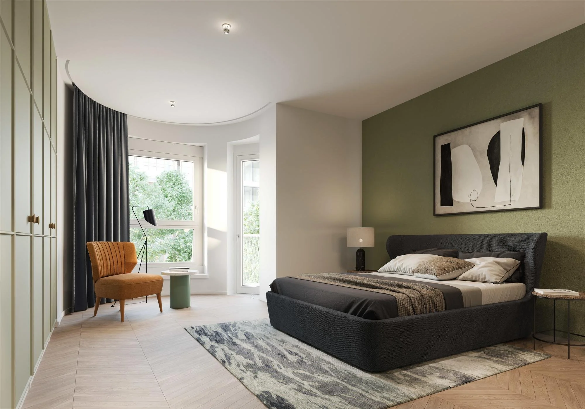 Schlafzimmer mit dunklem Bett, Wandbild, grüner Wand und Fenster mit Laub draußen, gemütlicher Ecke mit orangefarbenem Stuhl und Stehlampe.