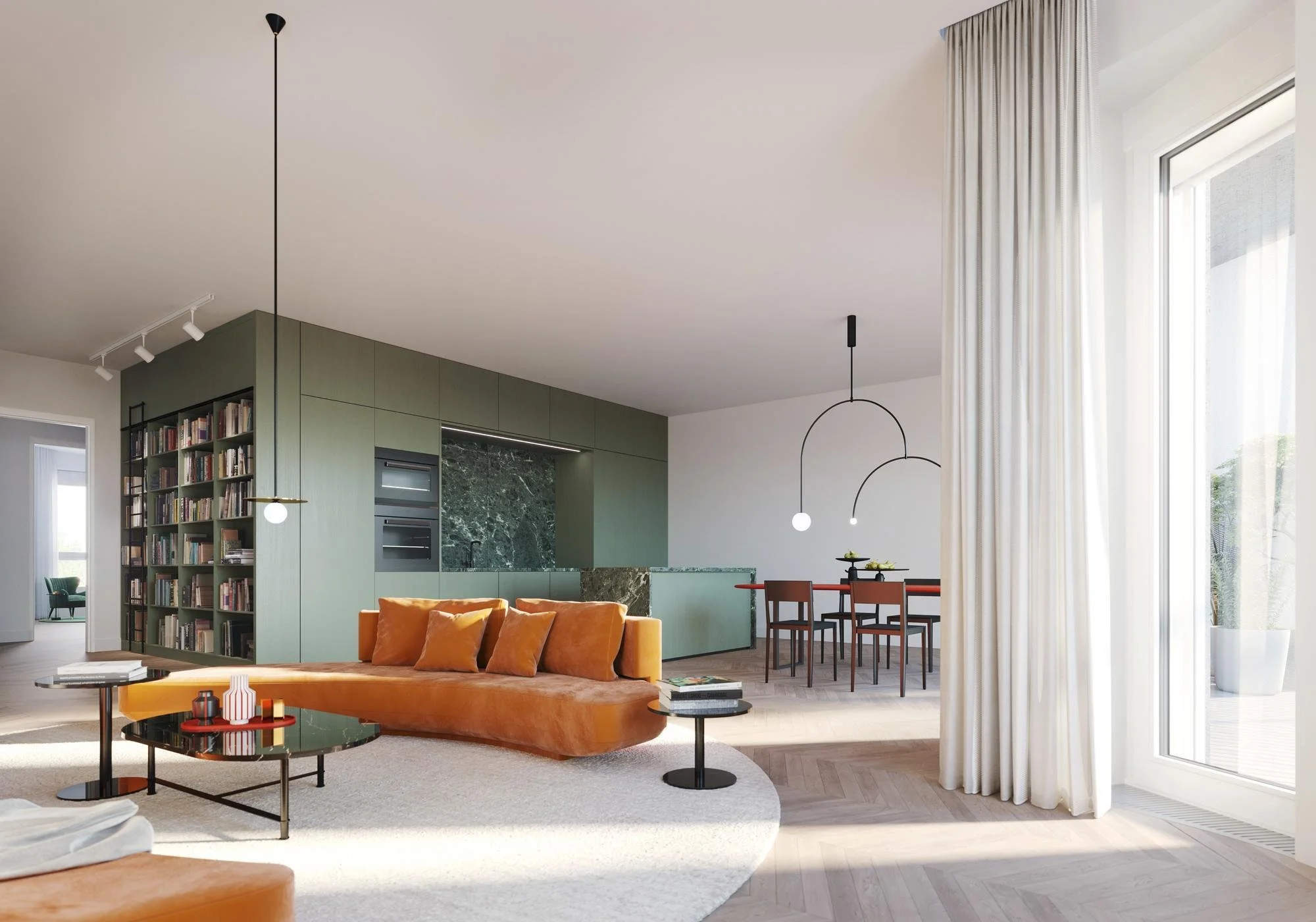 Moderner, offenen Wohn- und Essbereich mit sofa, Teetisch, Bücherregal, Esstisch und großen Fenstern mit weißen Vorhängen.