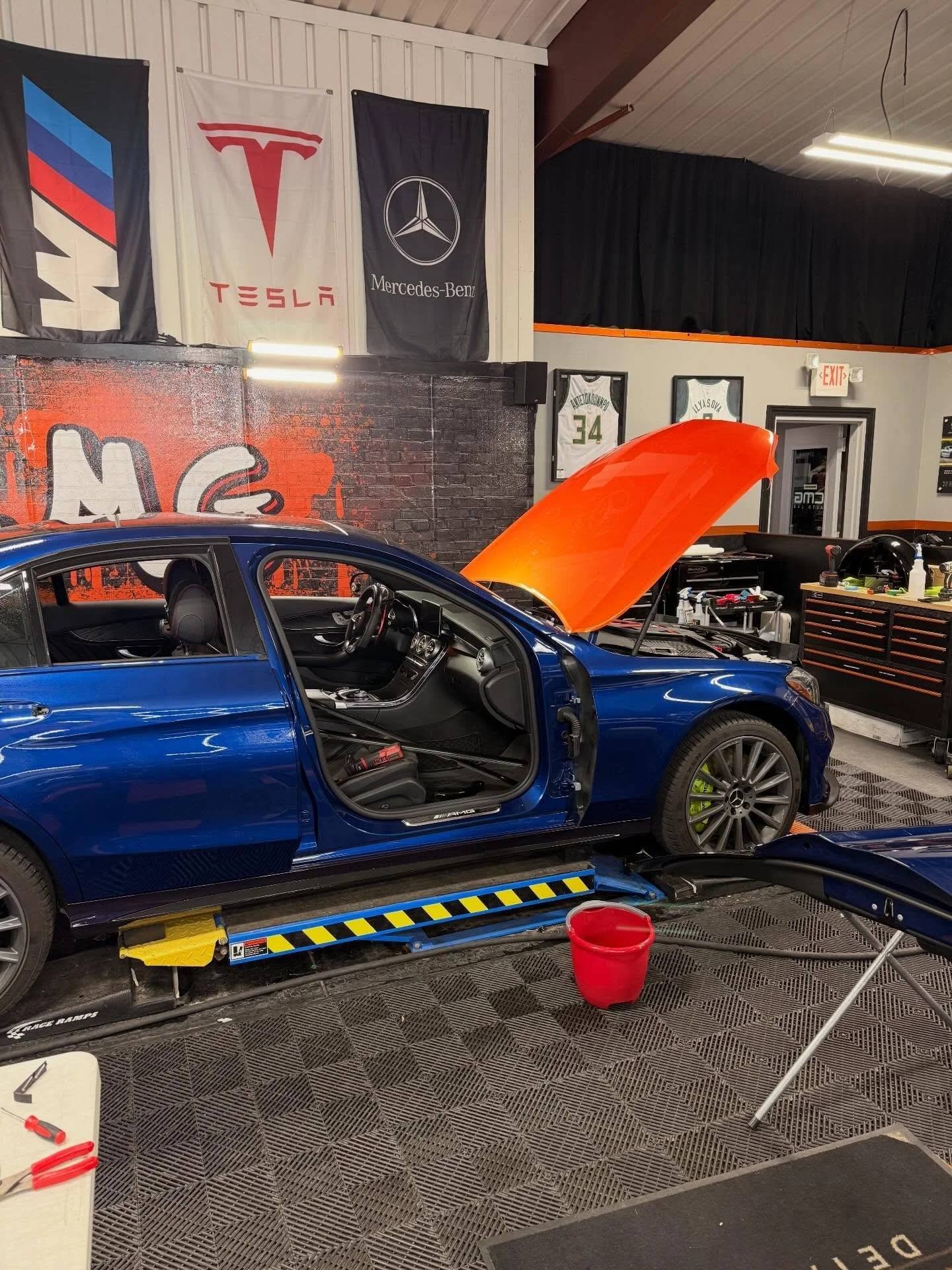 Working photos of the AMG C43 fully protected and renovated with @tinybotppf Sunset Orange

#colorppf #c43amg #orangeppf #sunsetorange #tinybottheworld