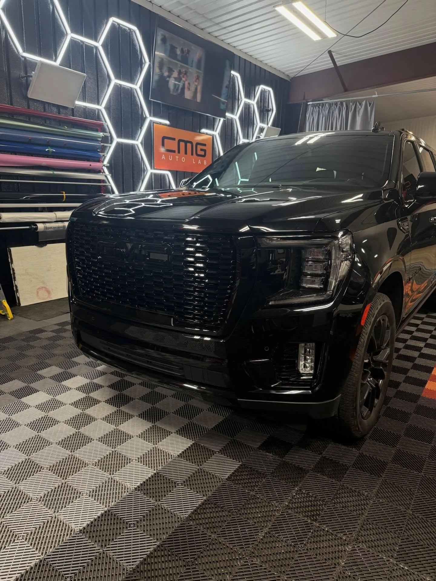 Presidential Package &spades;️ 

2023 GMC Yukon - Recieved a full Chrome Delete - Grill, Window Trims, Roof Rails, Front + Rear bumper accents

@kpmfvinyl Gloss Black used 

For all Vinyl + Color PPF wraps, Call or Message me for scheduling! 
📞414-2