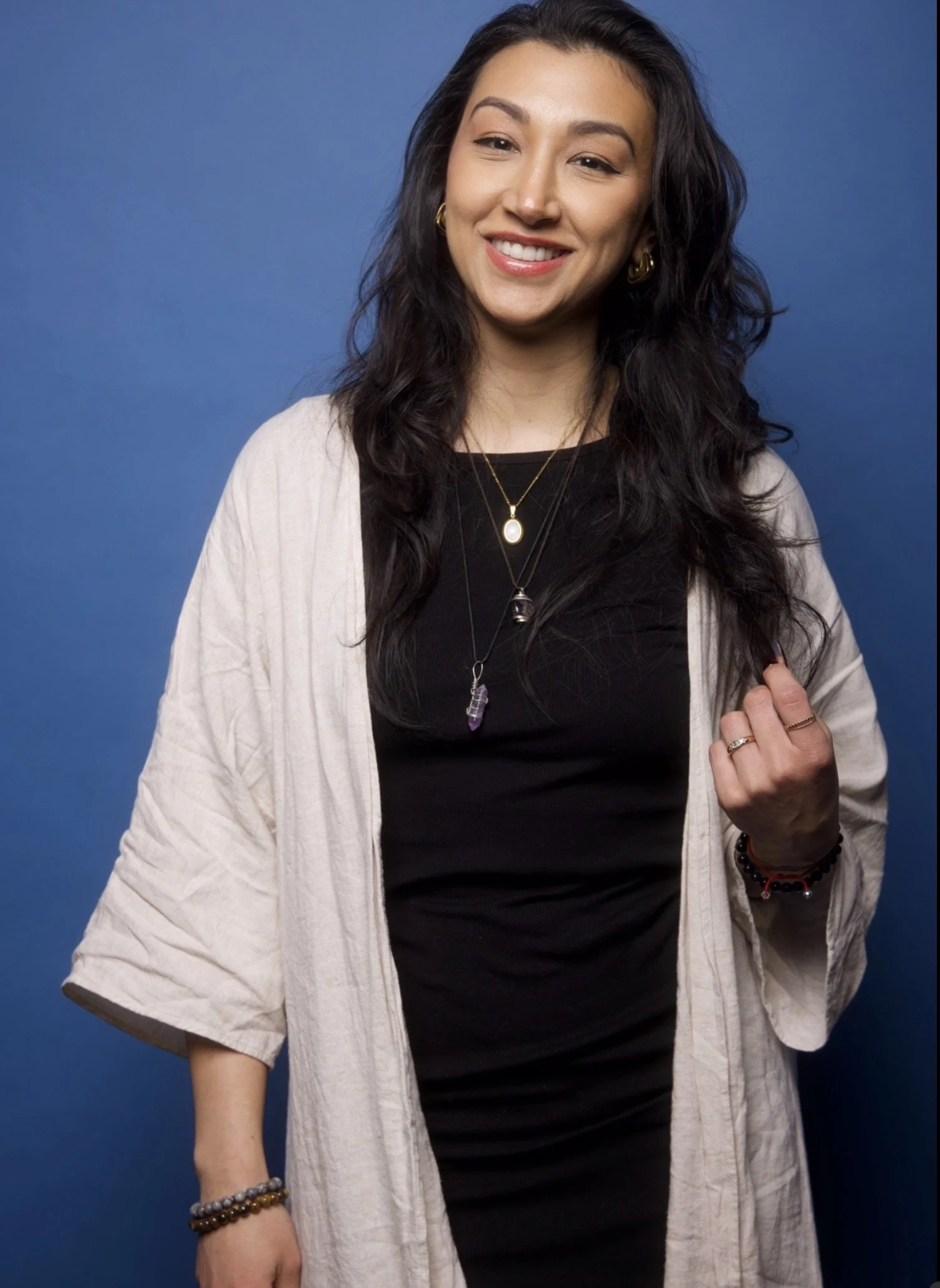energy healer smiling here to help you with overwhelm burnout stress confusion