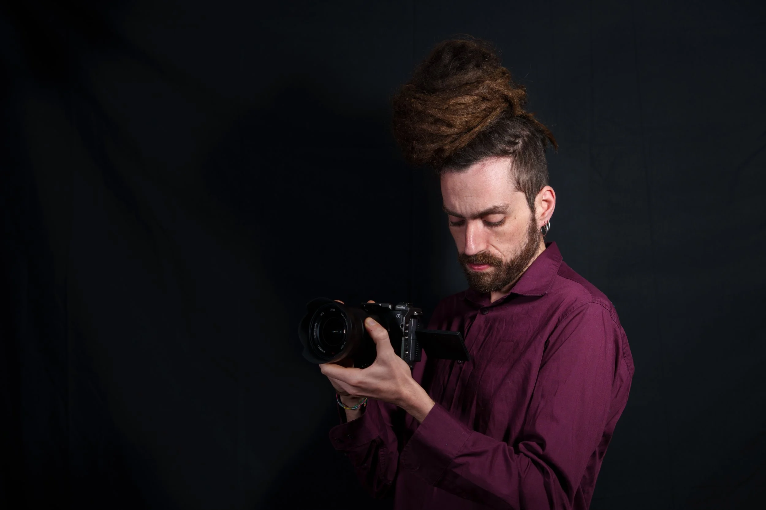 Marc, creador de contingut i fotògraf freelance per a negocis a Barcelona, treballant en un projecte de Barri Digital.