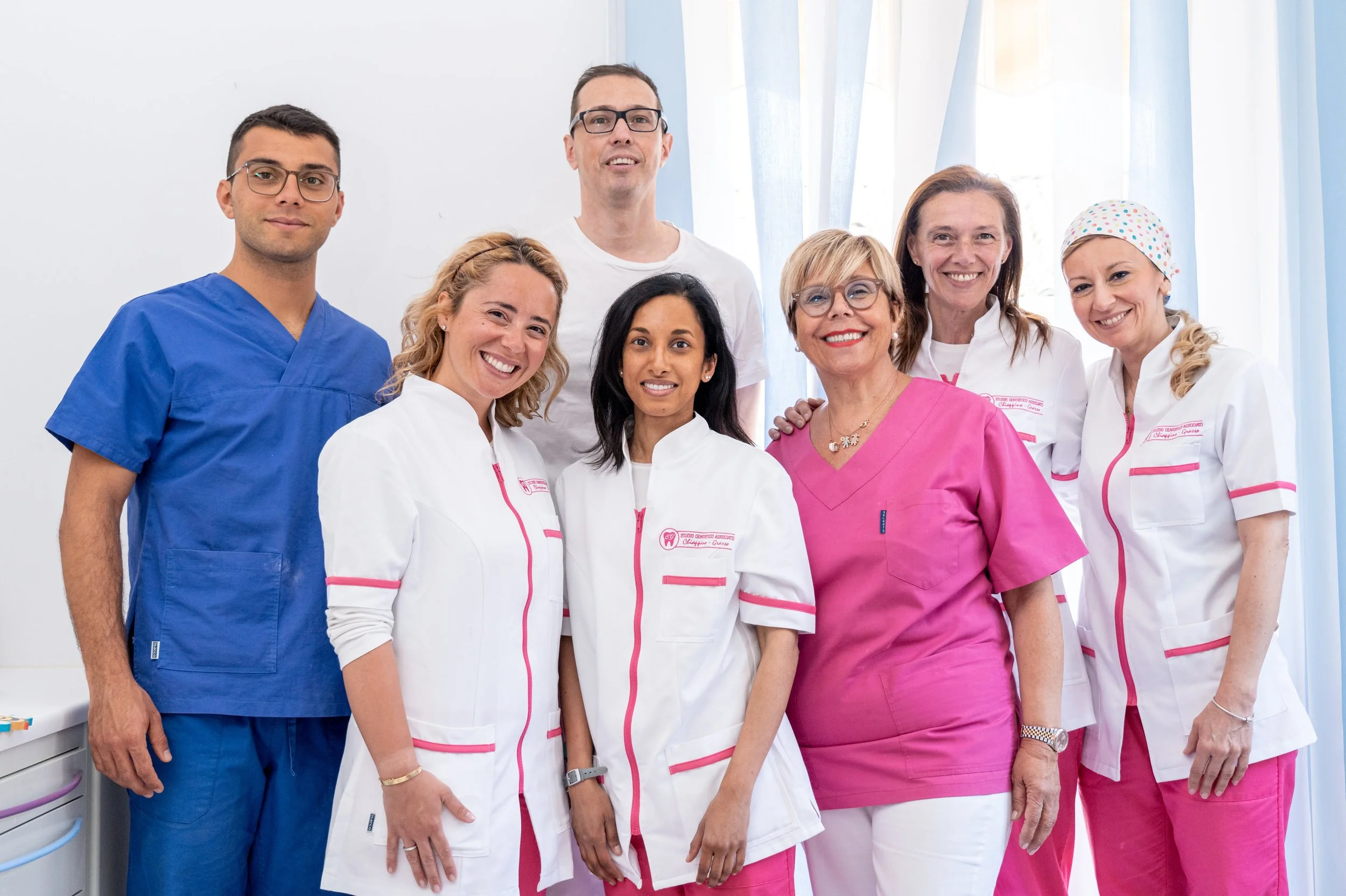 Equipo de una clínica dental reunido en el interior de la consulta
