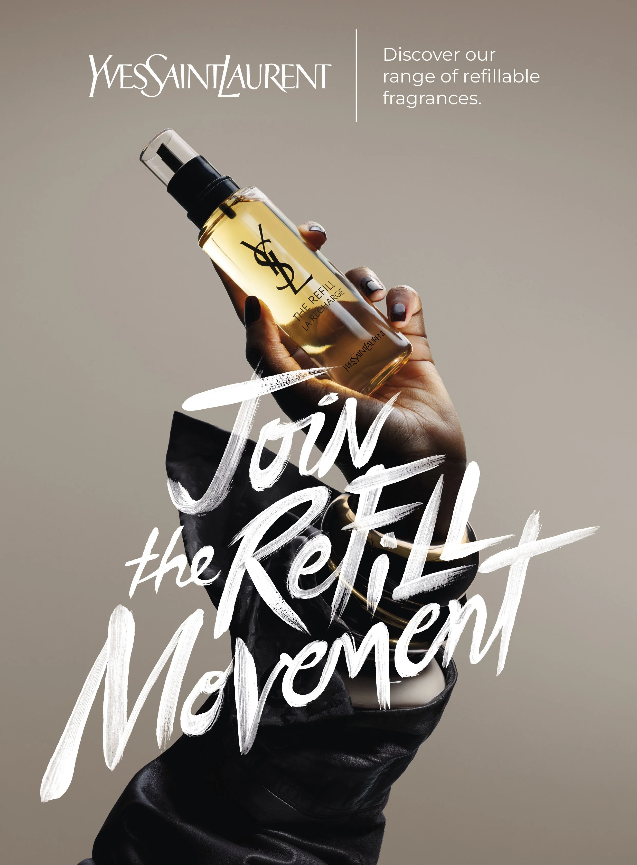Une main portant un gant noir tient un flacon de parfum recyclé avec un logo Yves Saint Laurent, accompagné du slogan 'Rejoignez le mouvement de réapprovisionnement' dans une publicité pour une gamme de parfums rechargeables.