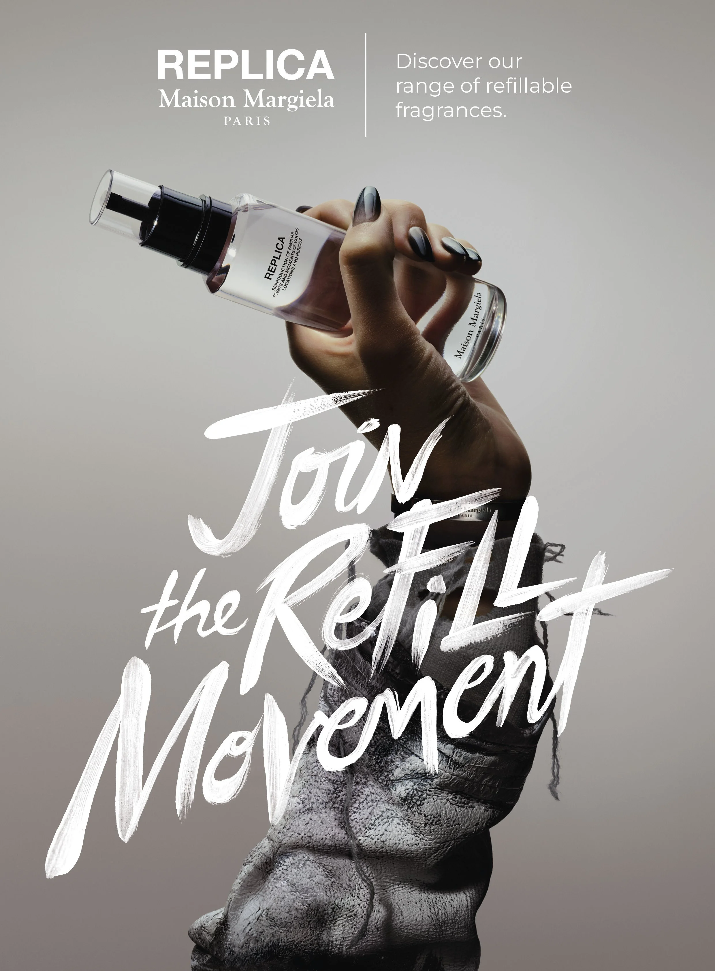 Une main tenant un flacon de parfum Maison Margiela REPLICA, avec un fond neutre et un texte manuscrit blanc disant 'Joue le tendance du rafraîchissement'.
