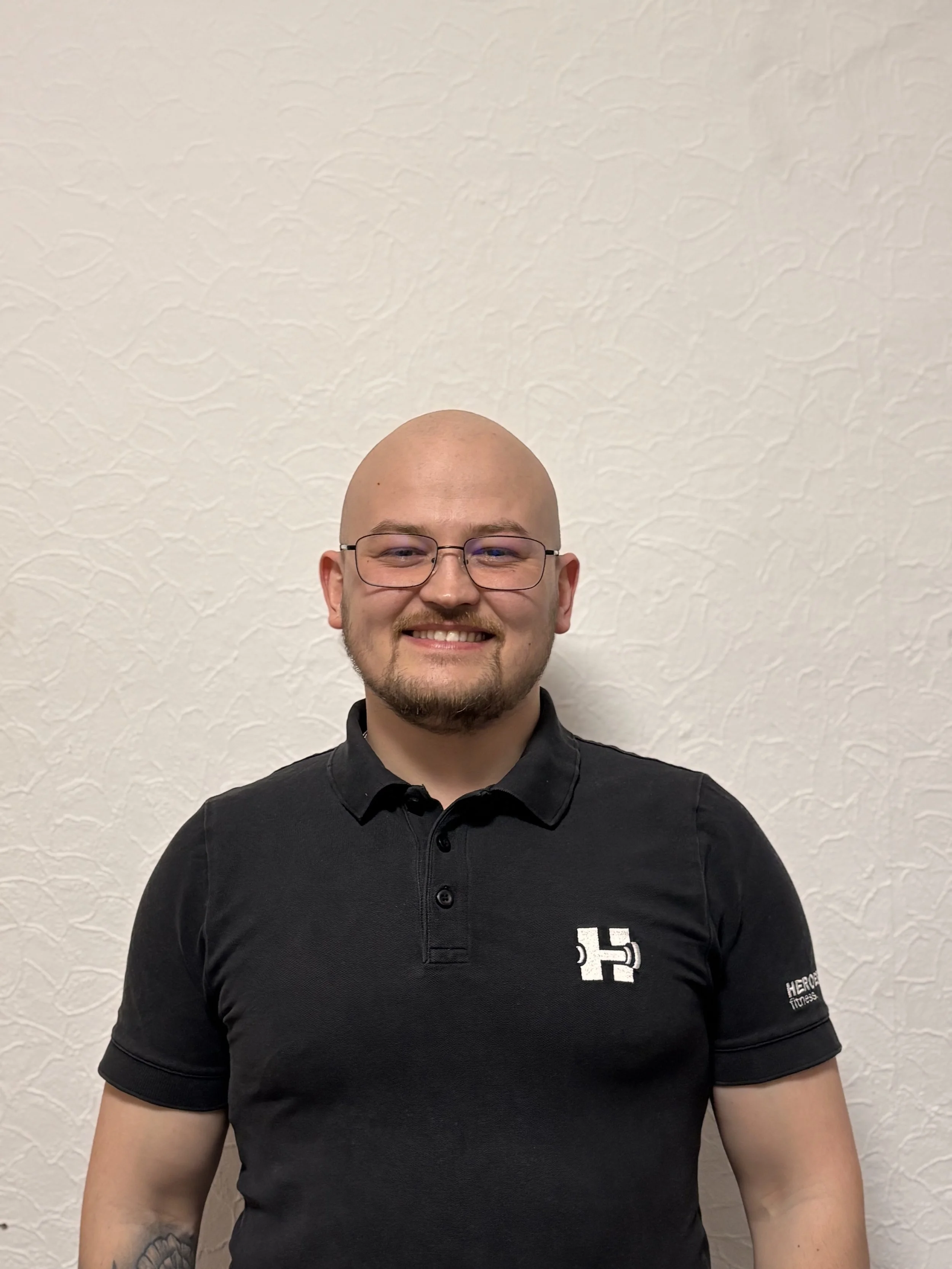 Junger Mann vor einer weißen Wand