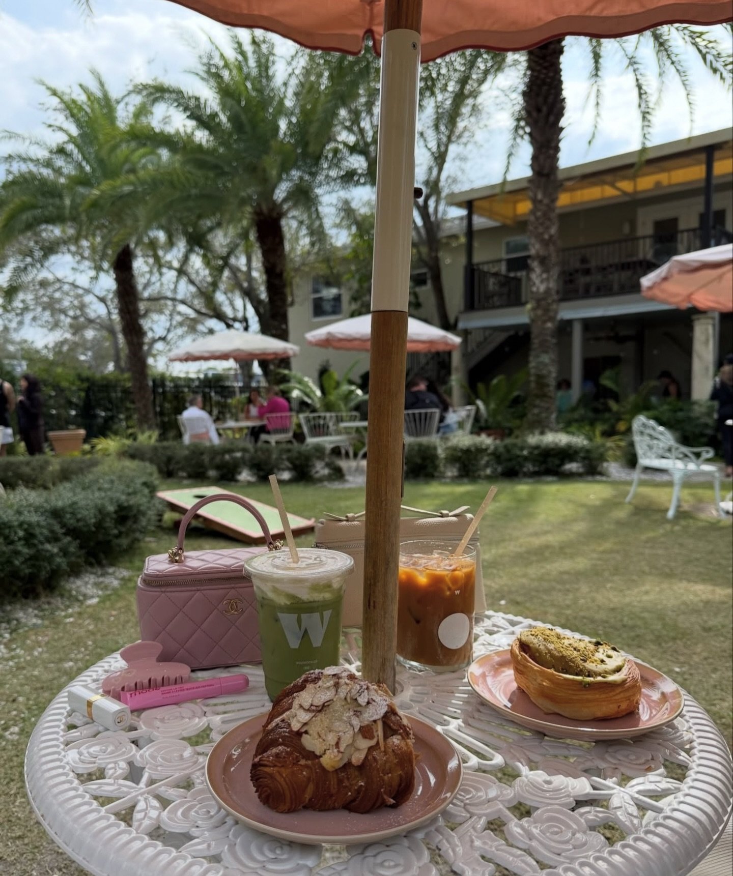 Some mornings in Miami call for slow moments, sunshine, and something beautiful on the table. ✨

At Ch&acirc;teau de Fleurs, we believe flowers belong in life&rsquo;s everyday luxuries just as much as the grand celebrations.

Order online: www.chatea