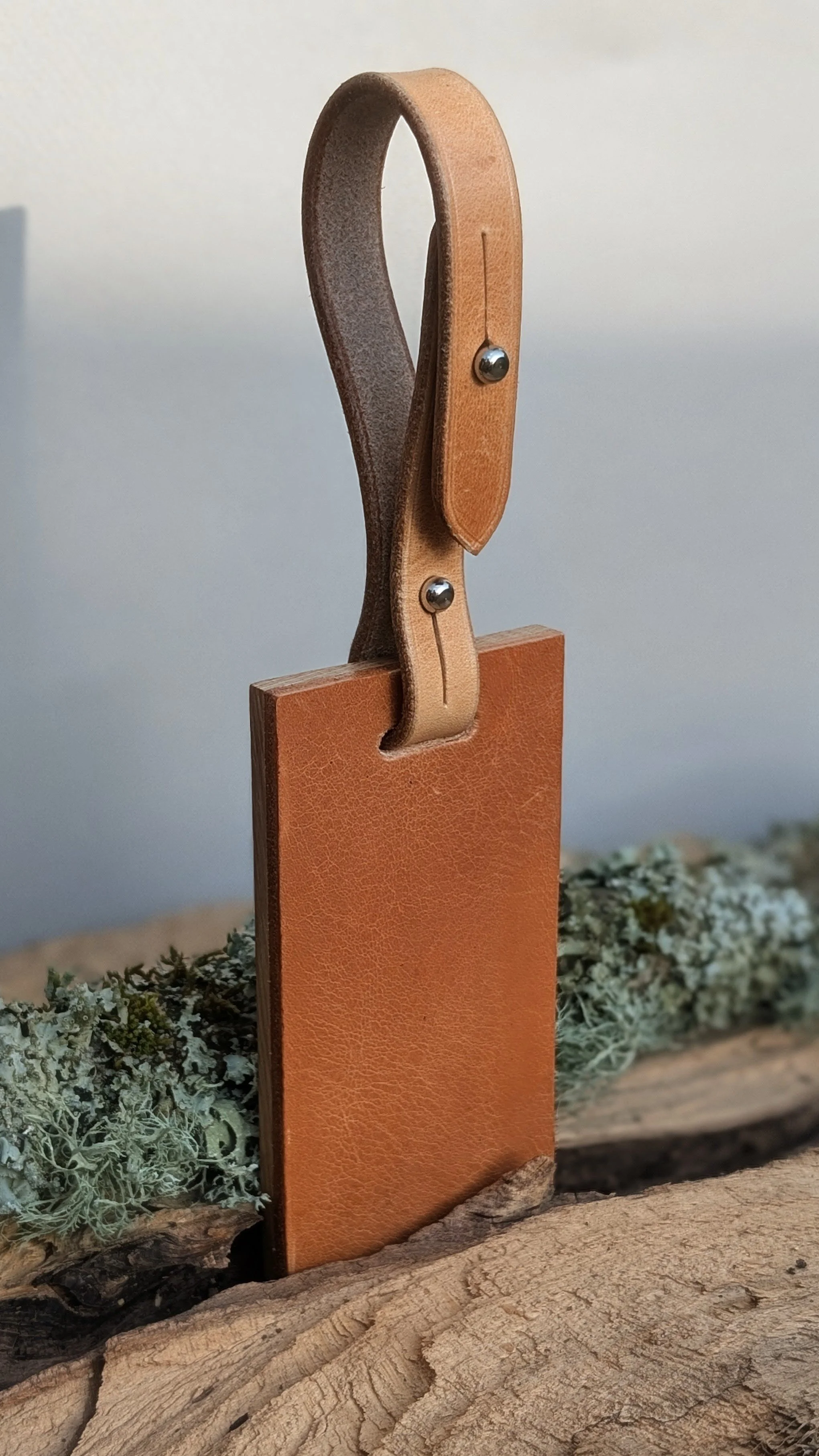 THE BAG TAG wood and leather