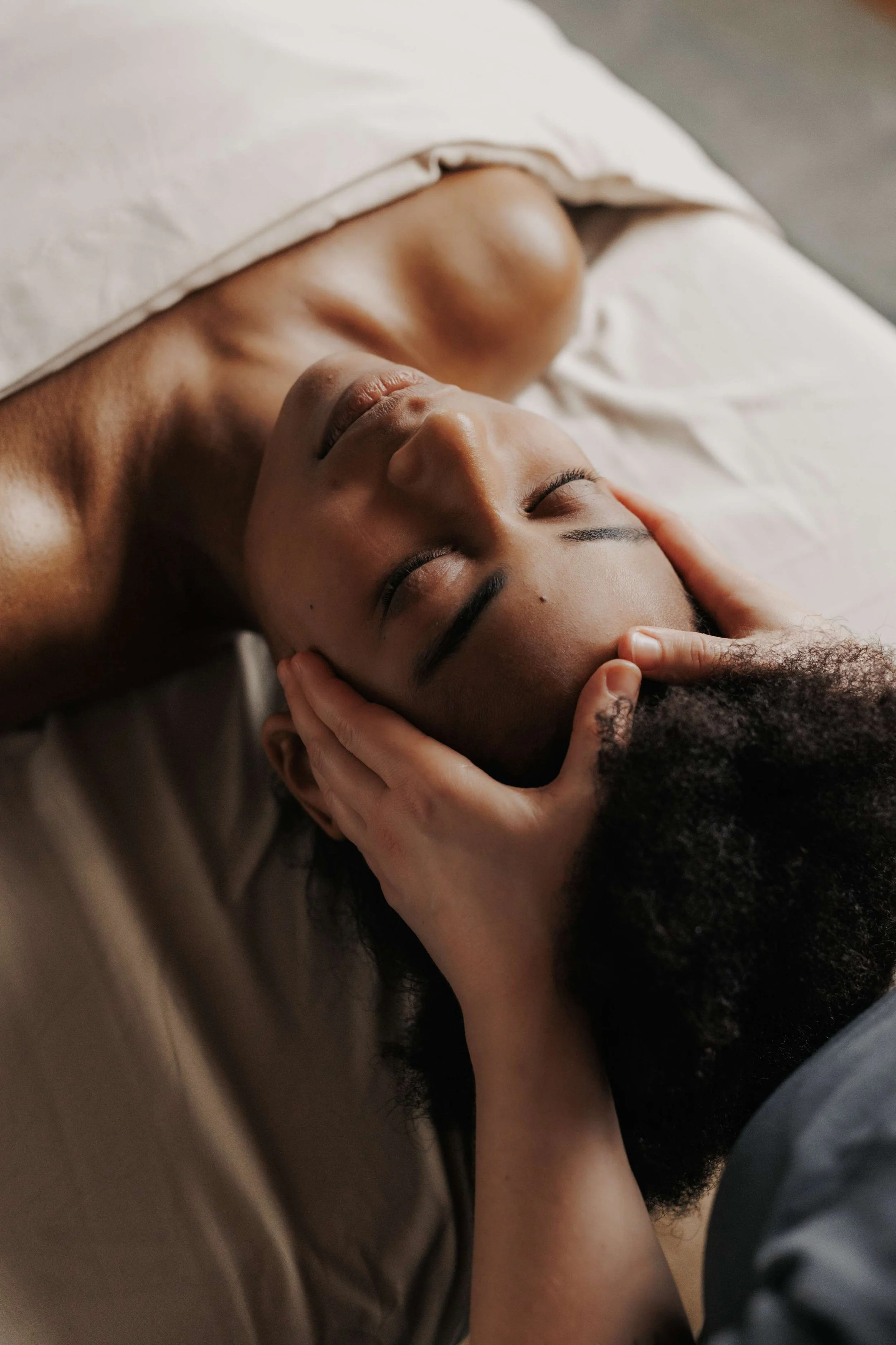 kaitlin lane rmt giving a head massage to one of her patients