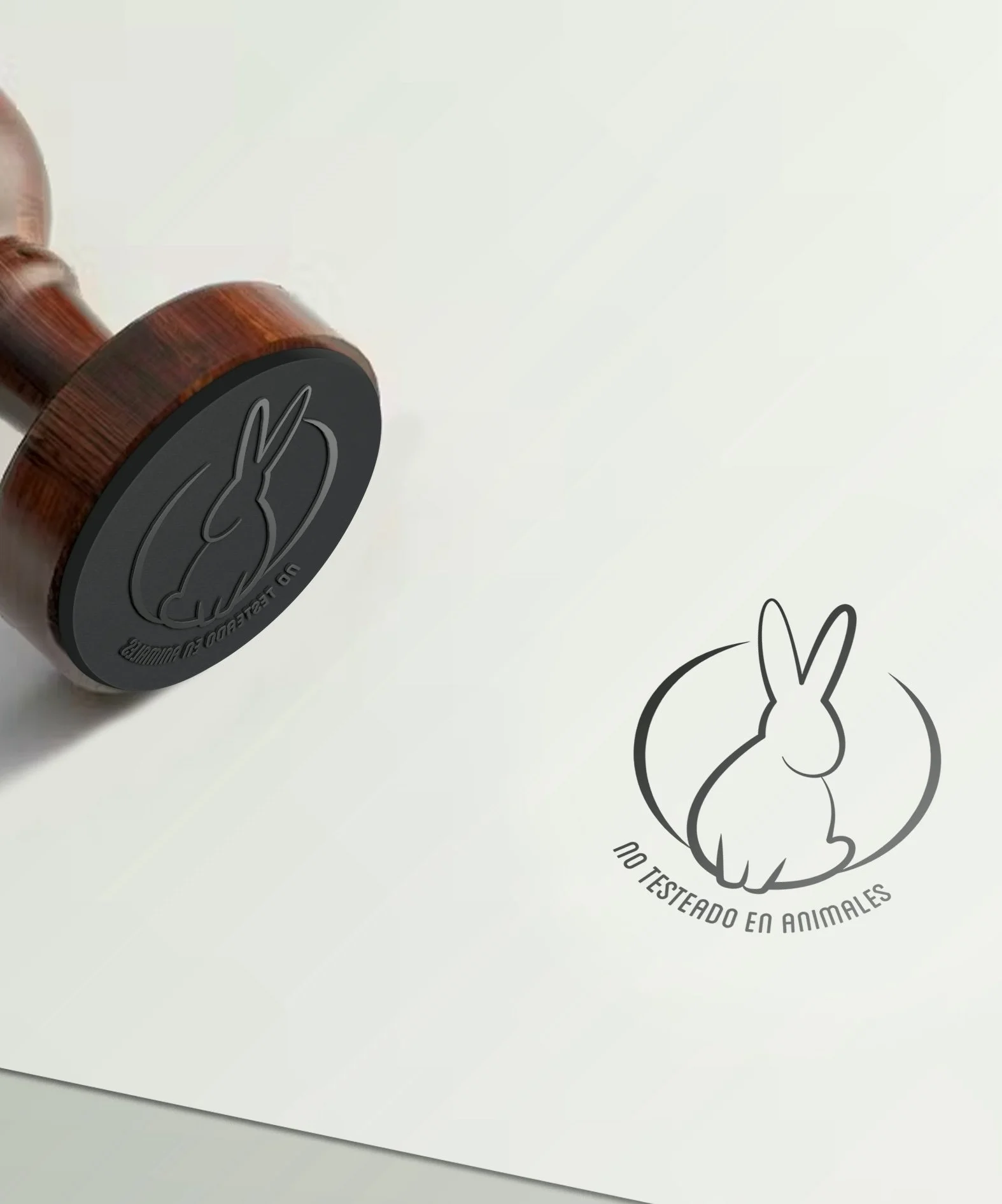 Sellos de caucho con diseño de conejo y texto que dice 'No está en animales' en inglés y español.