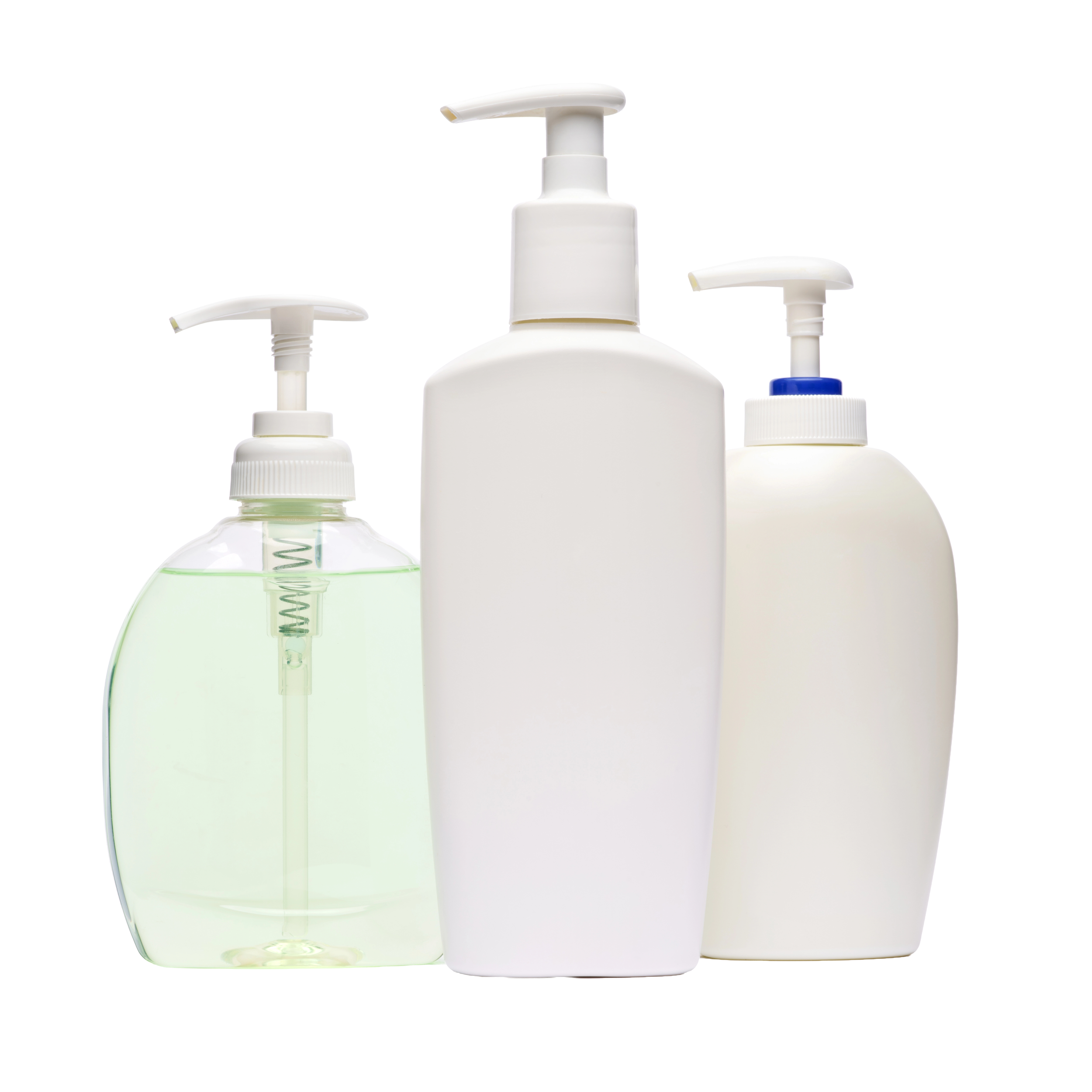 Tres botellas de plástico con pump dispensador para jabón o loción, en colores blanco, azul y transparente con líquido verde, sobre fondo blanco.