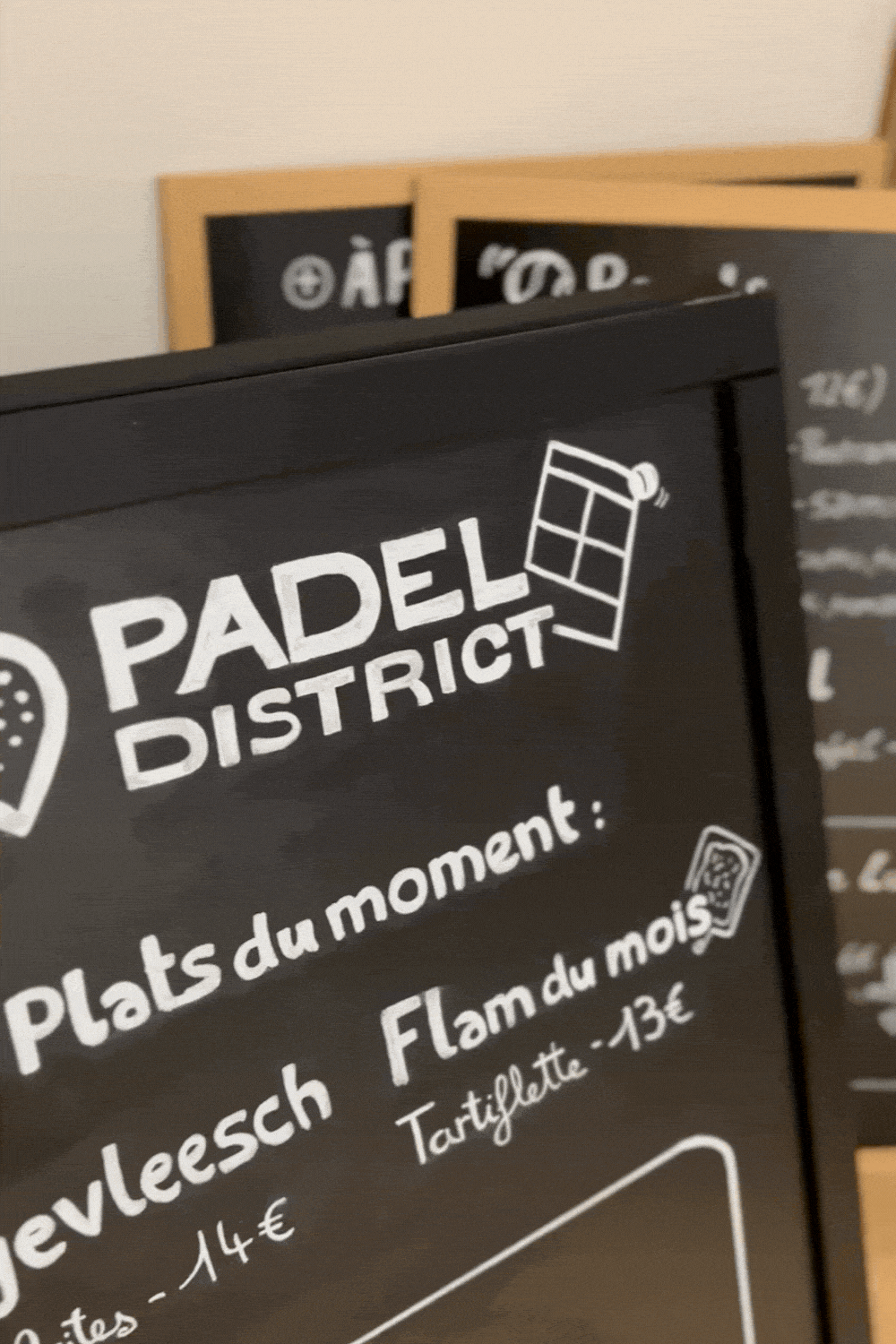 Padel-District_identitevisuelle_Direction-artistique_Retail-&-print_2026..gif