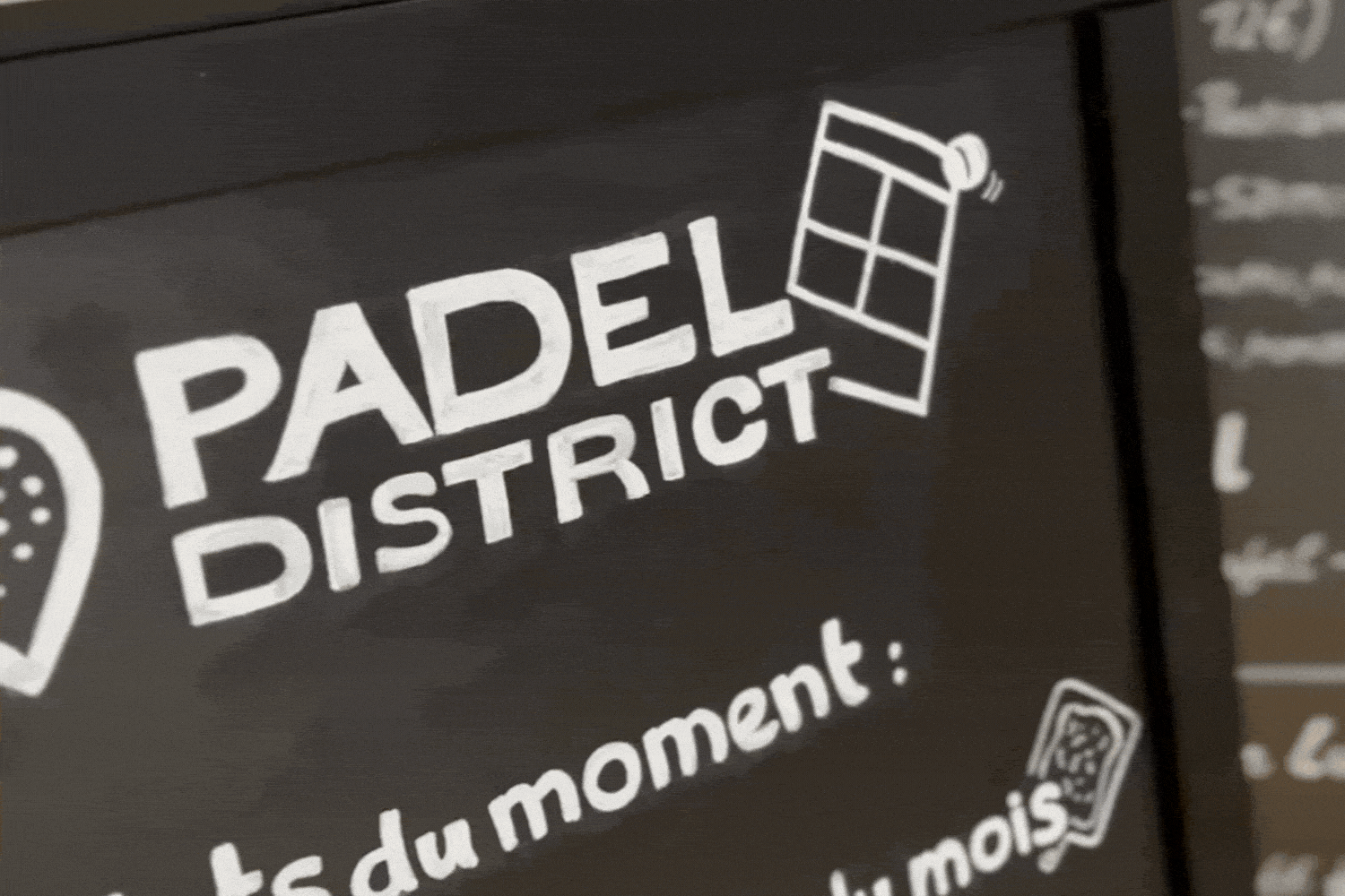 Padel-District_support-de-com_direction-artistique_illustration_Direction-artistique_Retail-et-print_2026.gif