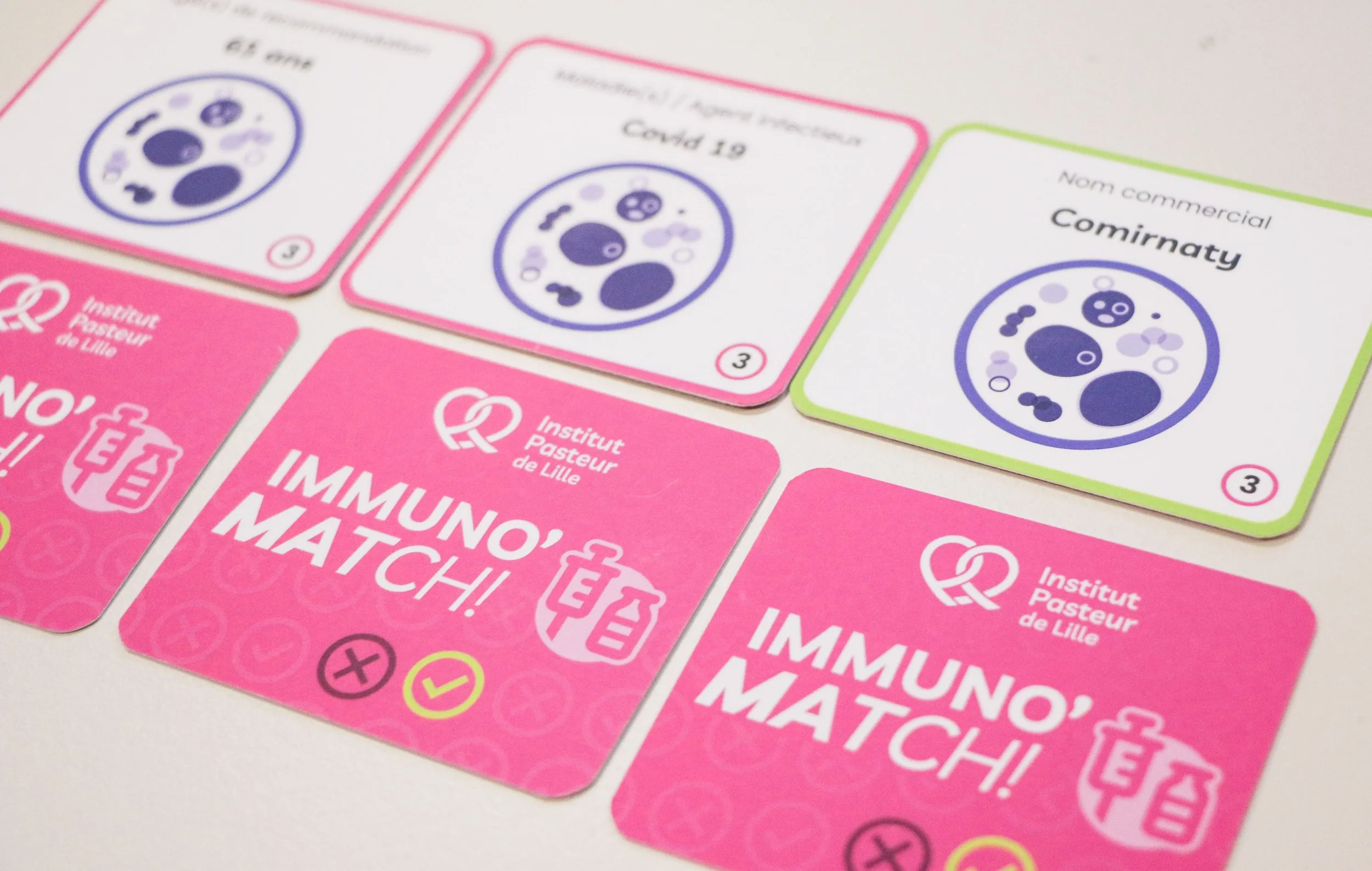 Gros plan sur une carte illustrée du jeu sur la vaccination, montrant un pictogramme explicatif et une question pédagogique.
